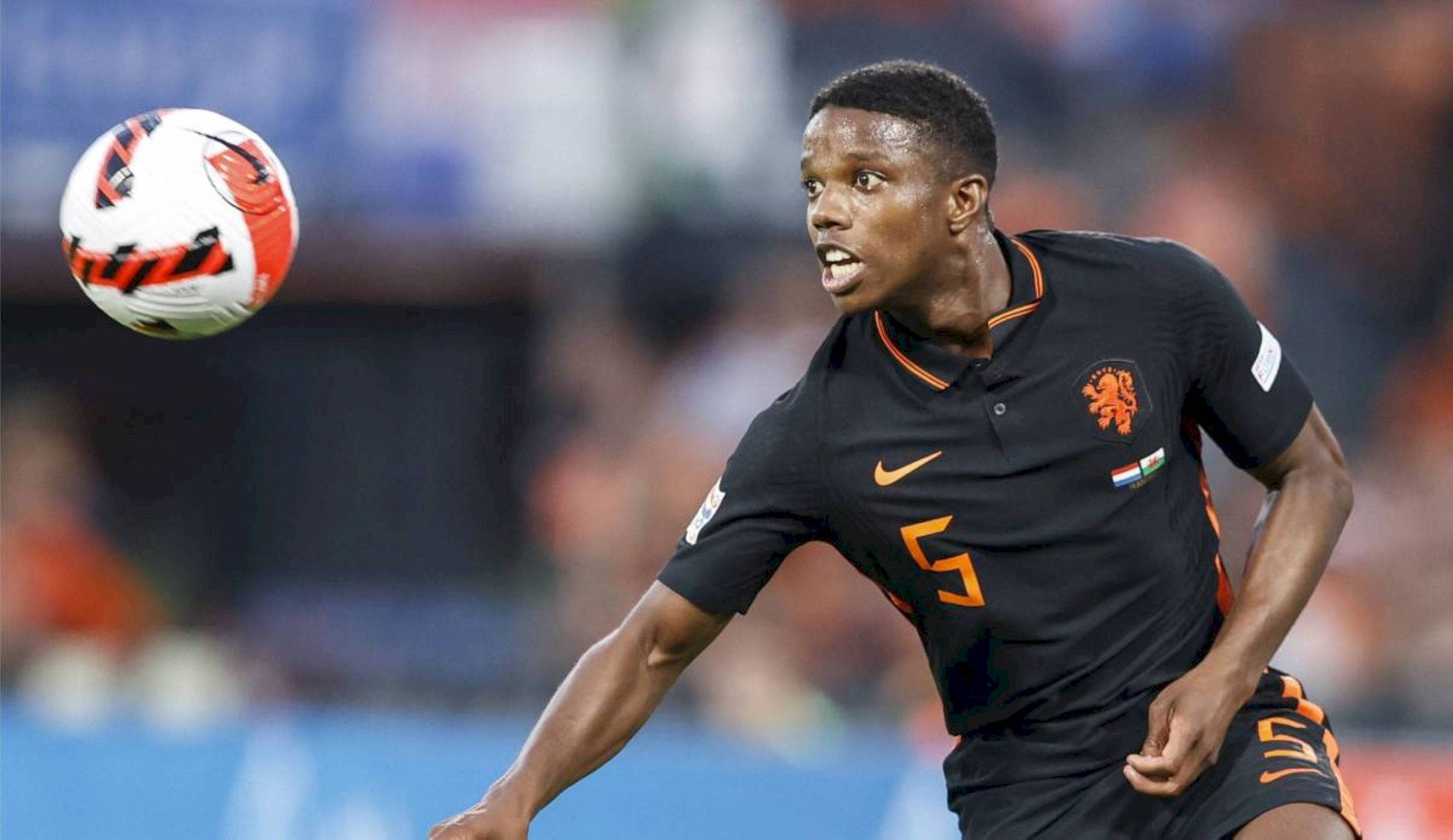 Tyrell Malacia, black and orange jersey, white orange and black ball, Full HD Desktop Wallpaper