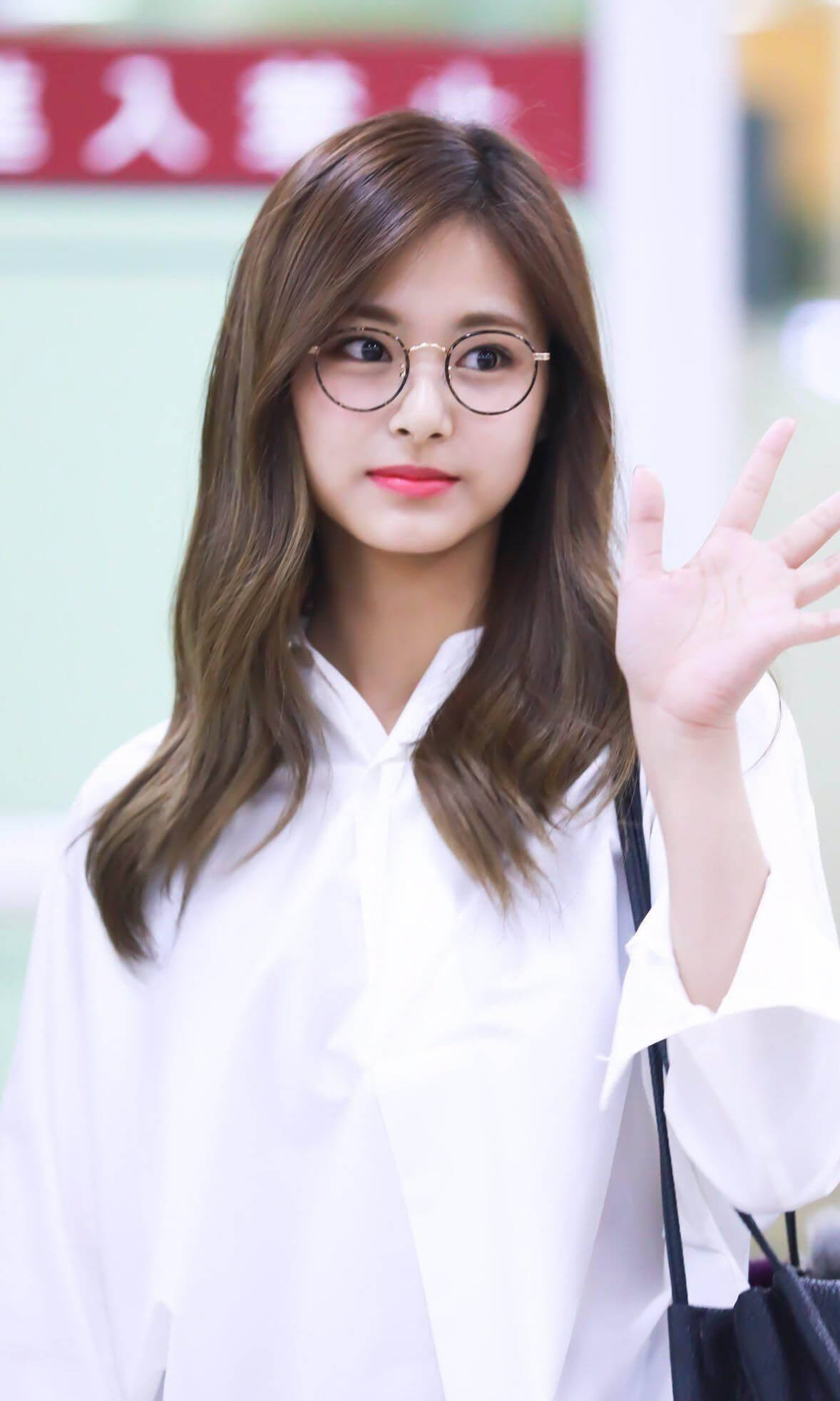 Tzuyu, airport outfit, white blouse, Full HD Phone Wallpaper