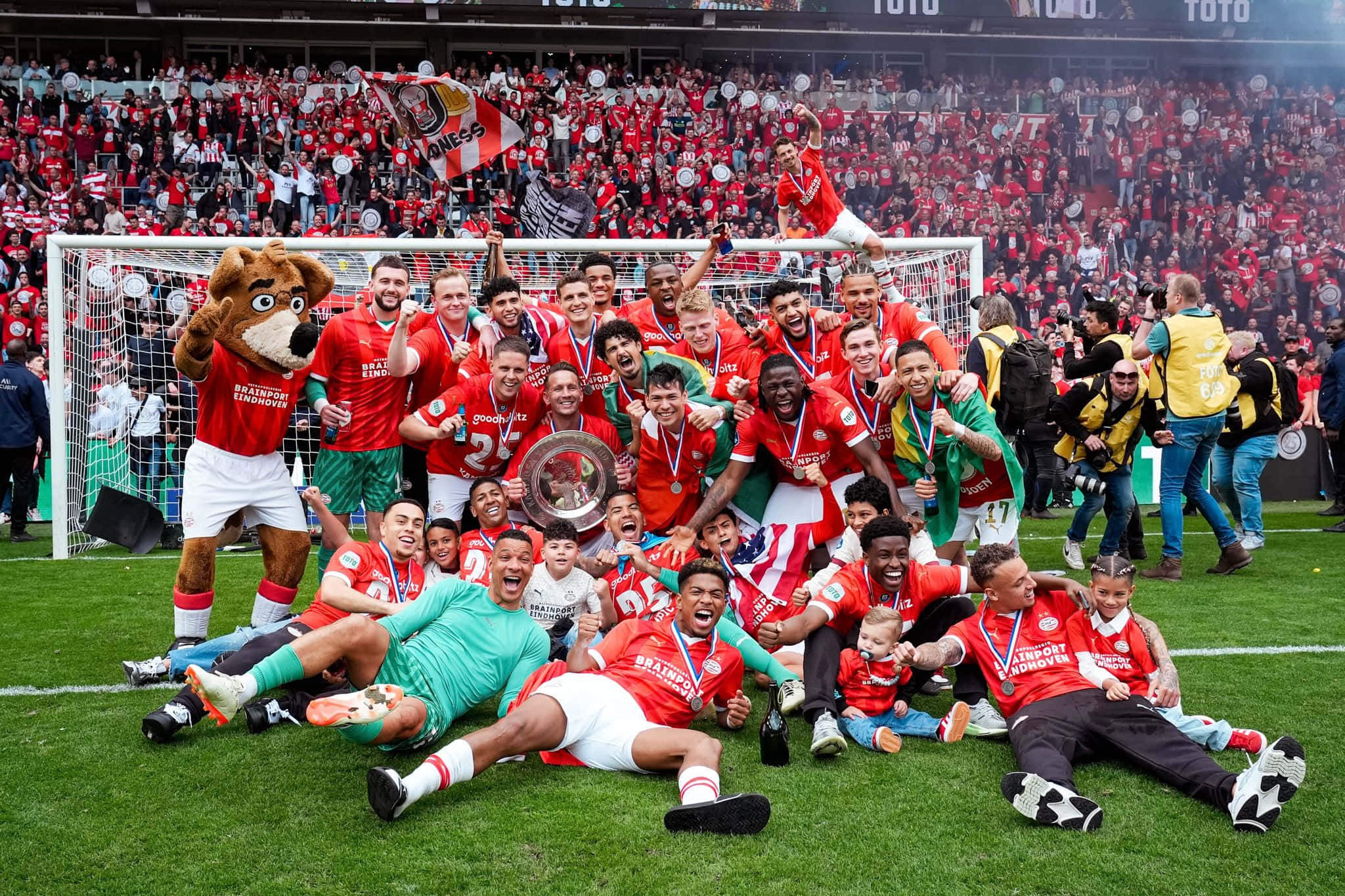 soccer team, trophy, red jerseys, Full HD Desktop Wallpaper