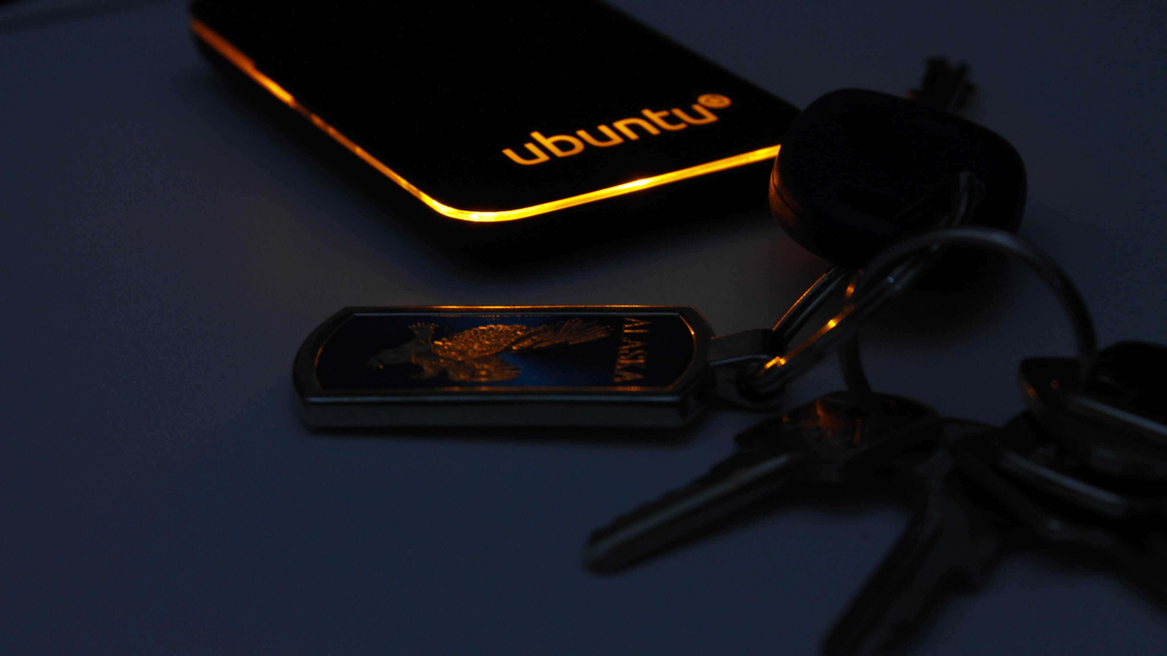 Ubuntu 4K, glowing ubuntu laptop, dim blue light, 4K Desktop Wallpaper