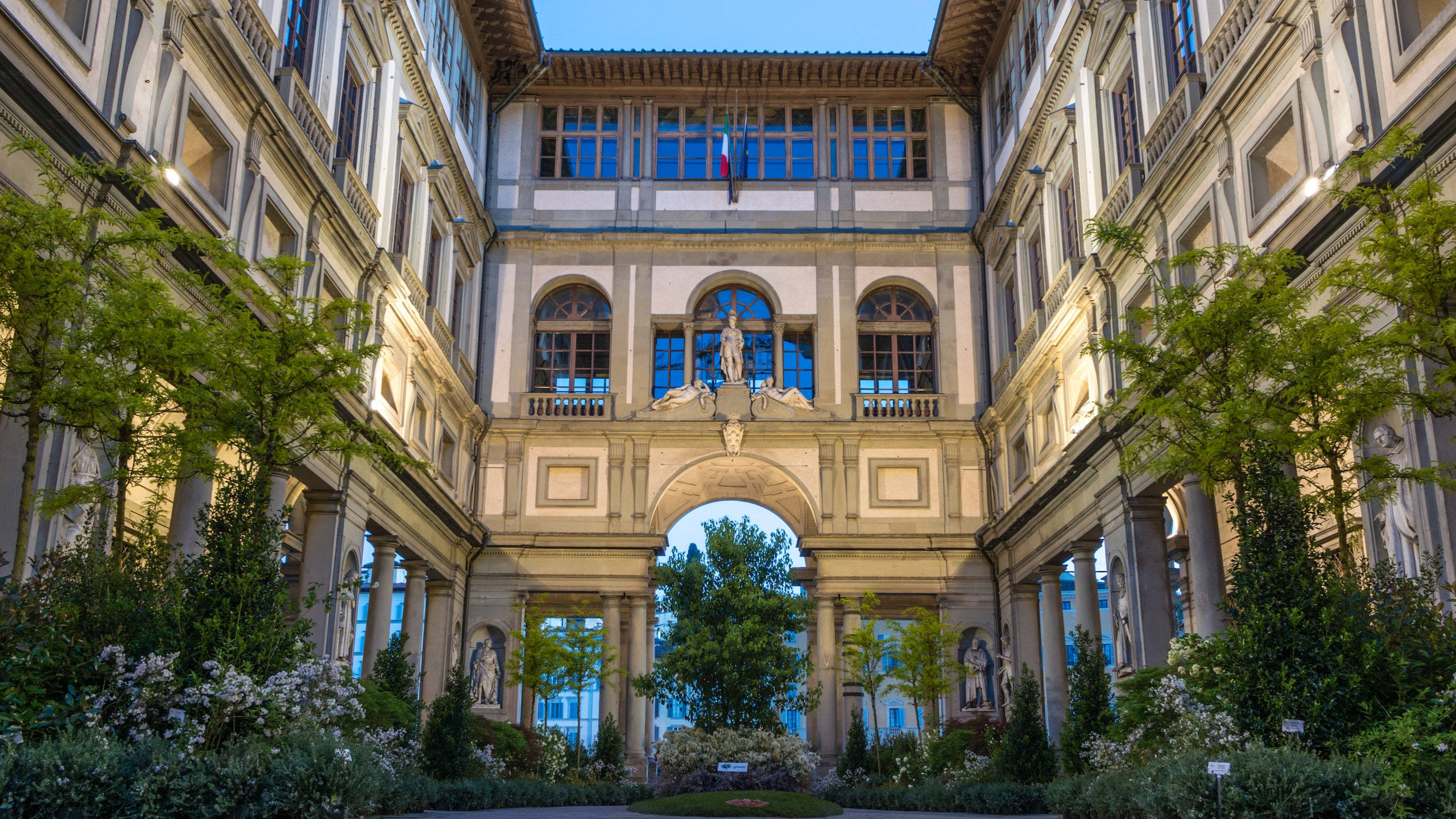 Uffizi Gallery, classical courtyard, arched walkways, 2K Desktop Wallpaper