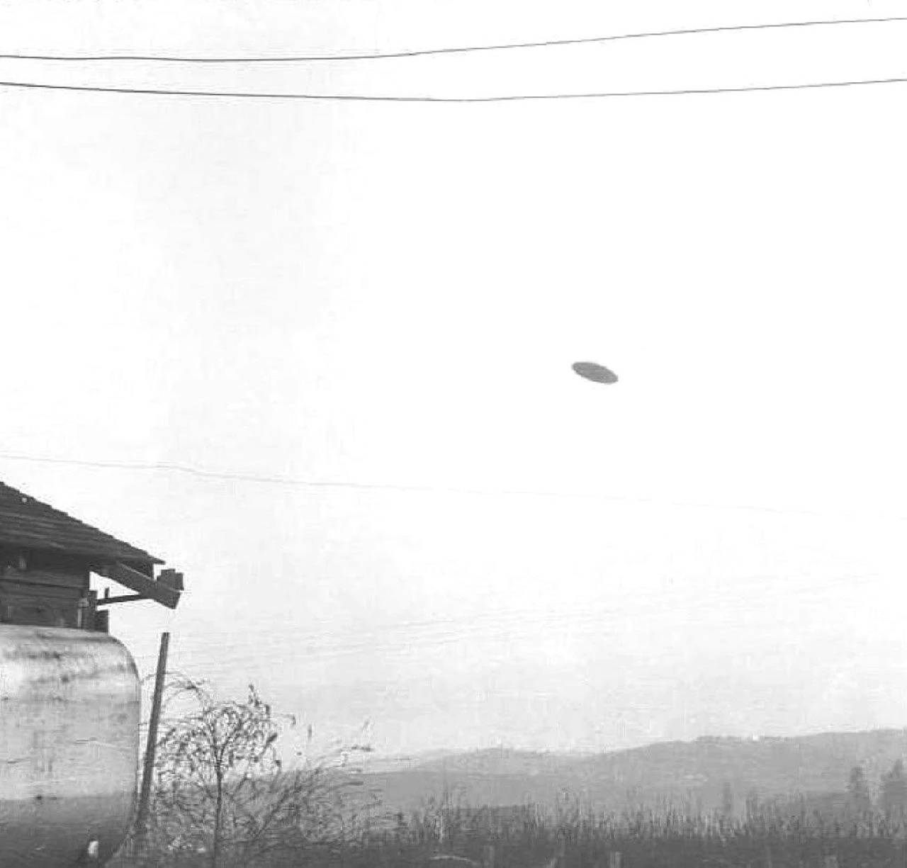 vintage black and white photo, UFO, rural landscape, HD Desktop Wallpaper