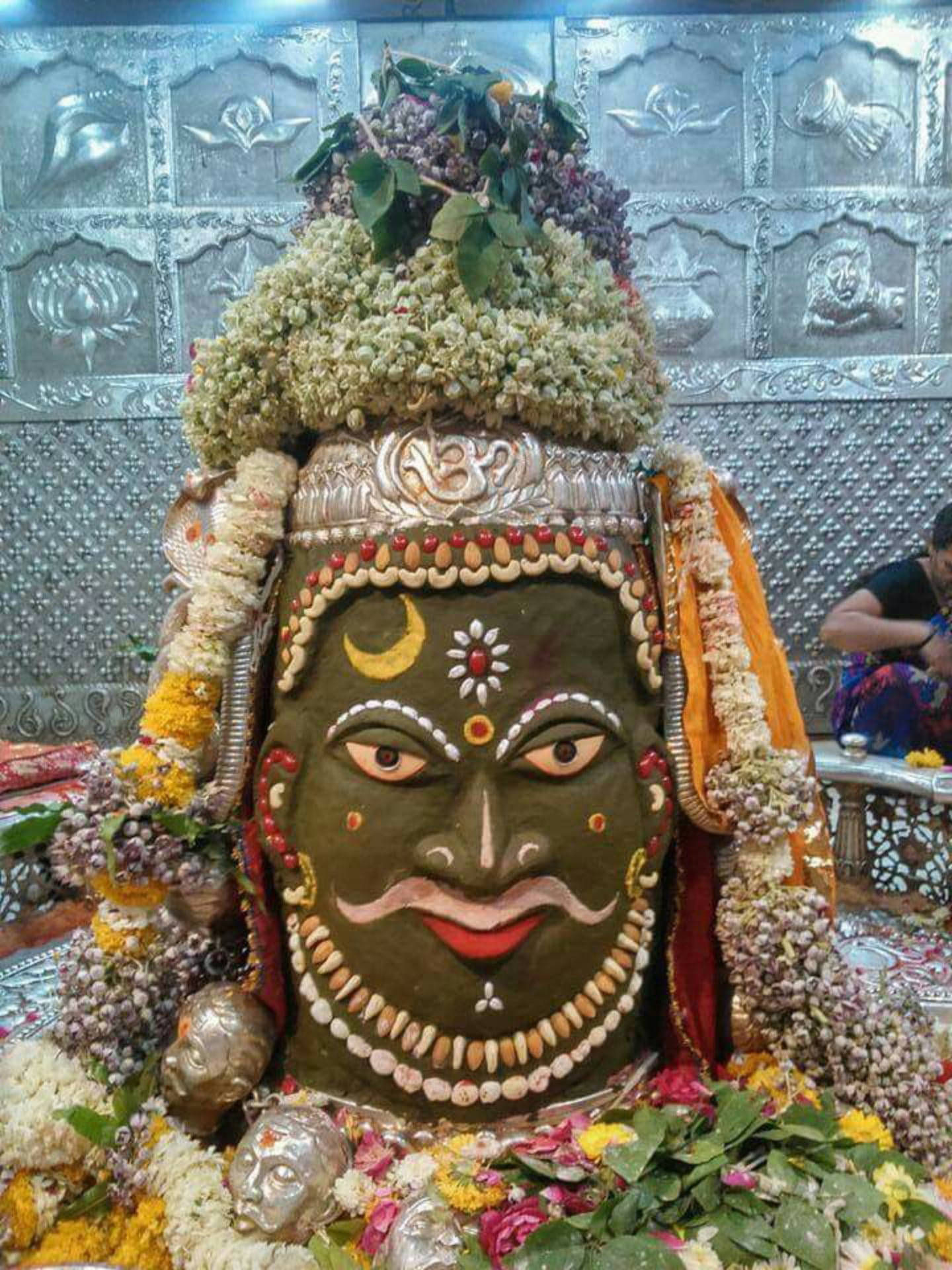Mahakal, green deity head, flowers beads, Full HD Phone Wallpaper