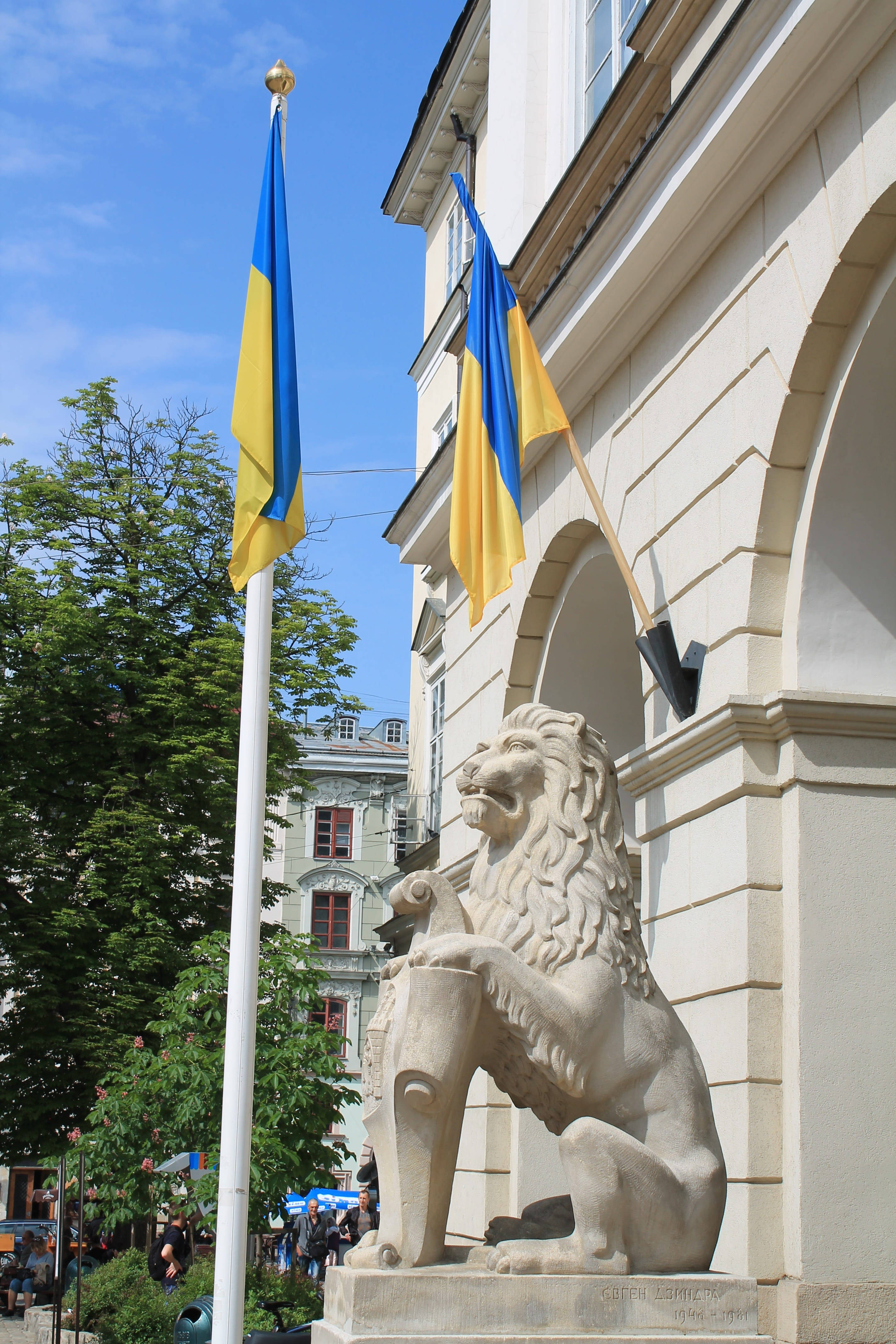 Ukraine Flag, government building, stone lion statue, 4K Phone Wallpaper