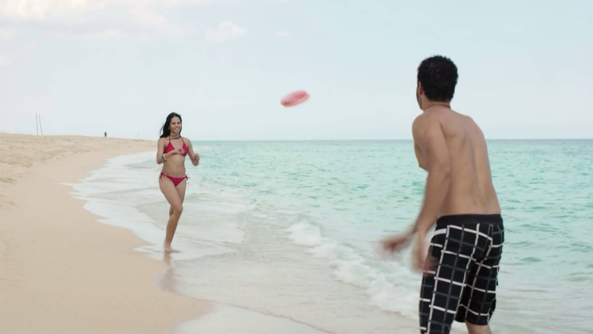 Ultimate Frisbee, sunny beach, turquoise waves, Full HD Desktop Wallpaper