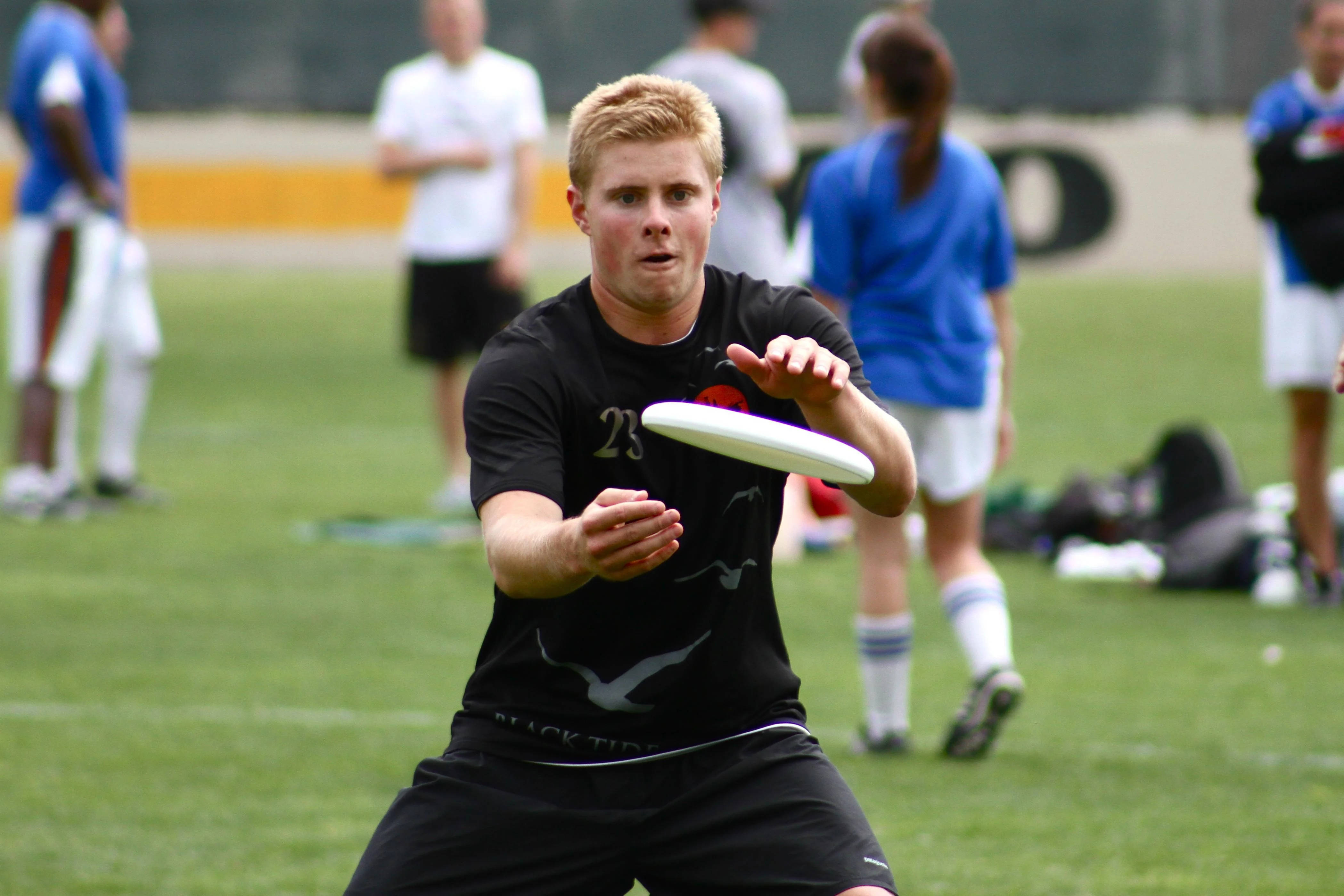 ultimate frisbee, white frisbee, black athletic gear, 4K Desktop Wallpaper