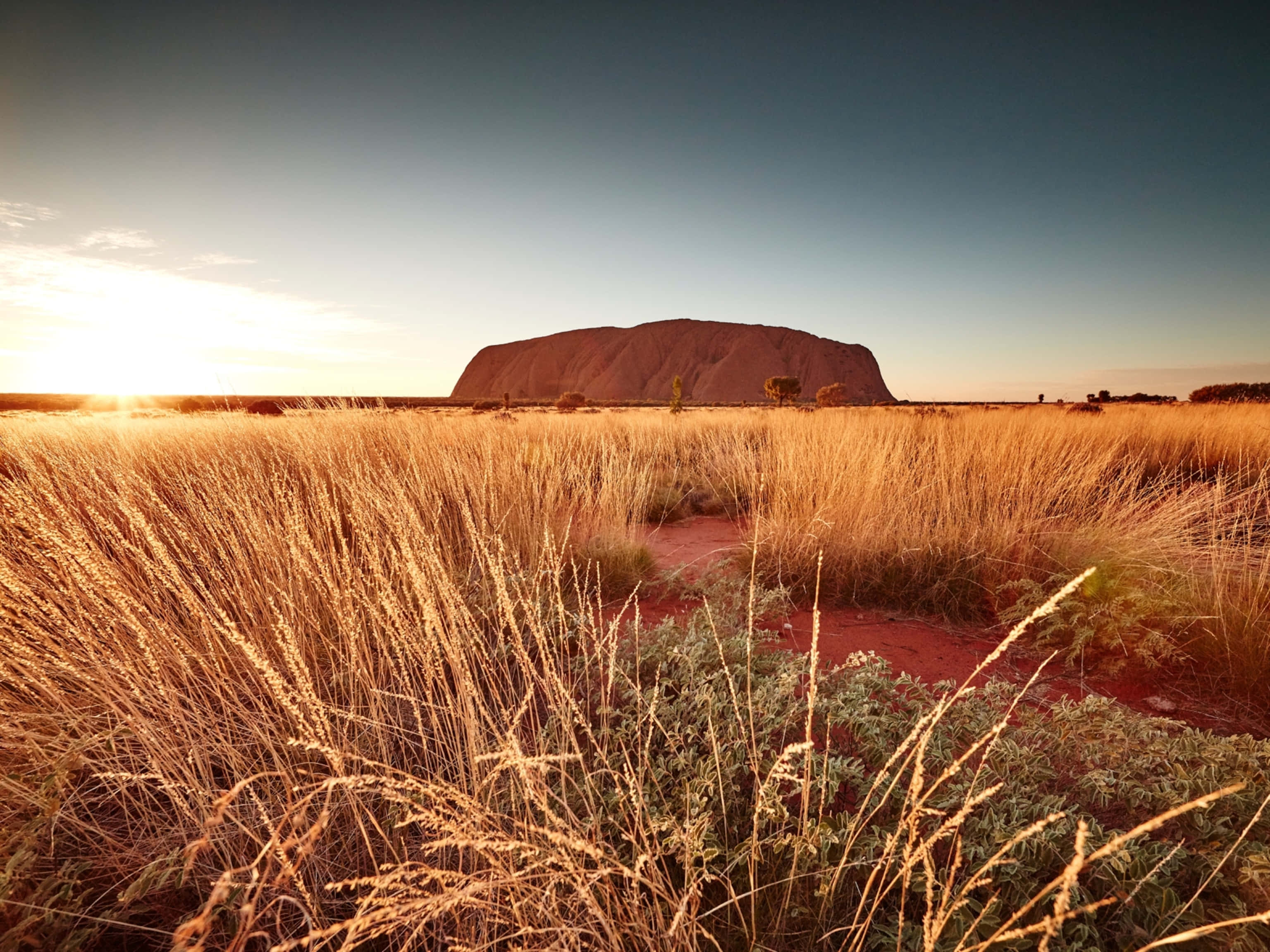 Uluru, Sunset, warm gold, 2K Desktop Wallpaper