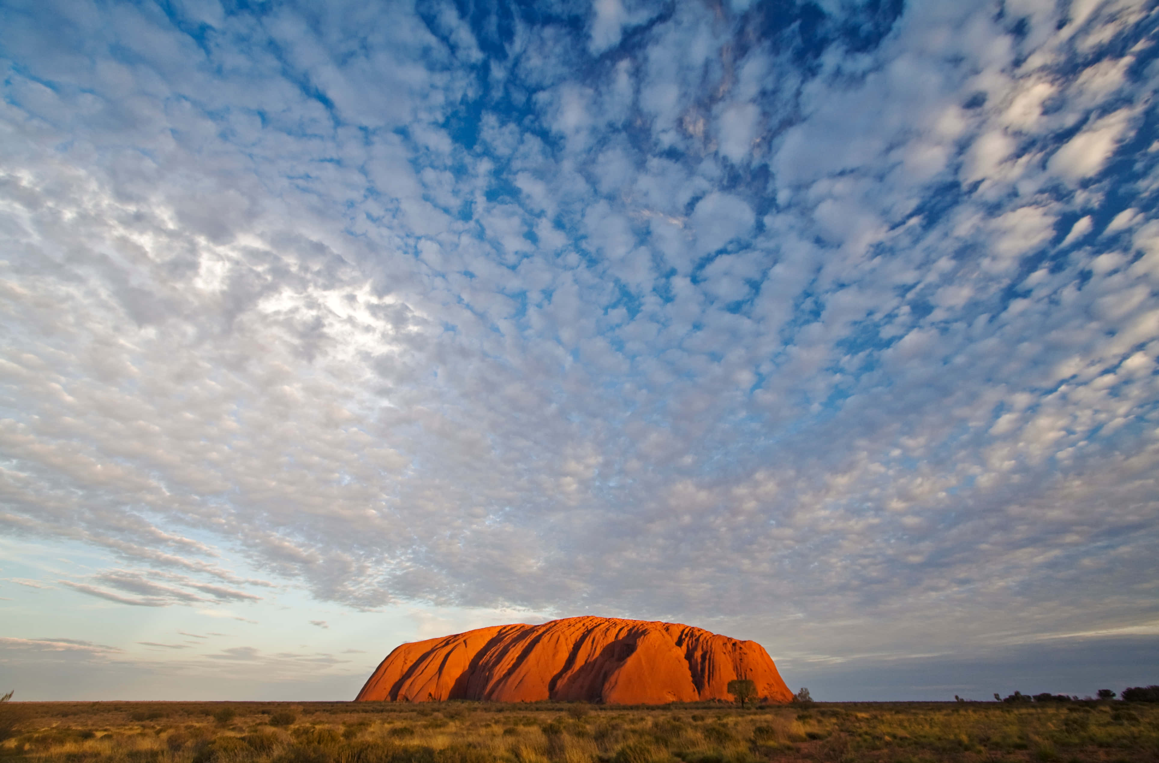 Uluru, vast sky, textured clouds, 4K Desktop Wallpaper