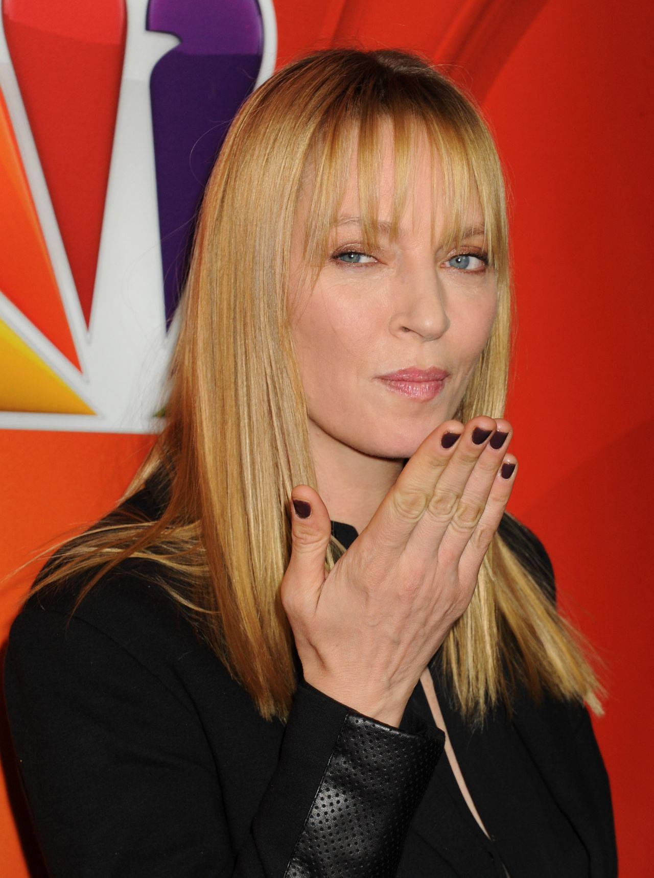 Uma Thurman, blow kiss, red carpet, HD Phone Wallpaper