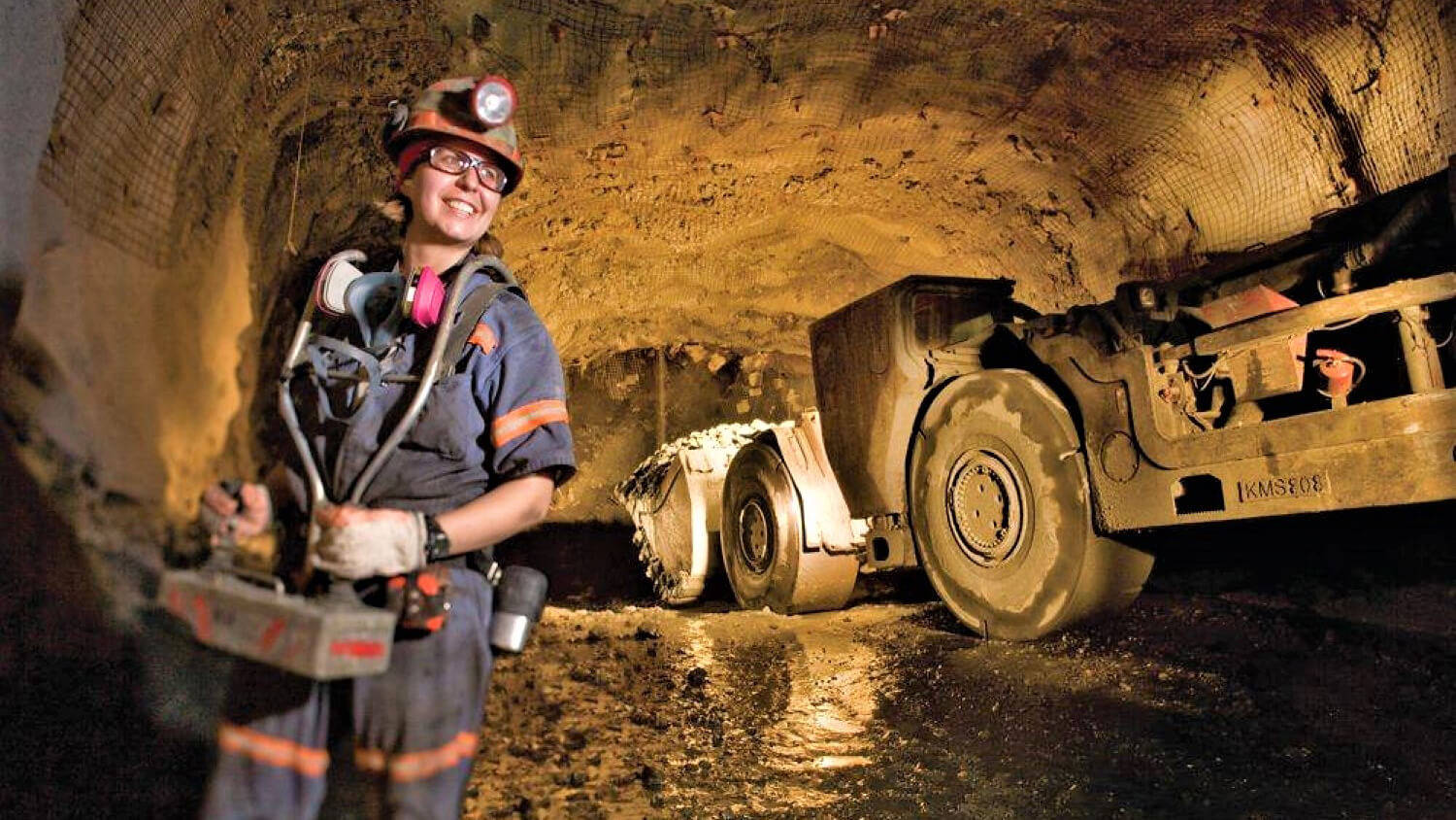 smiling miner, full gear, massive mining truck, HD Desktop Wallpaper
