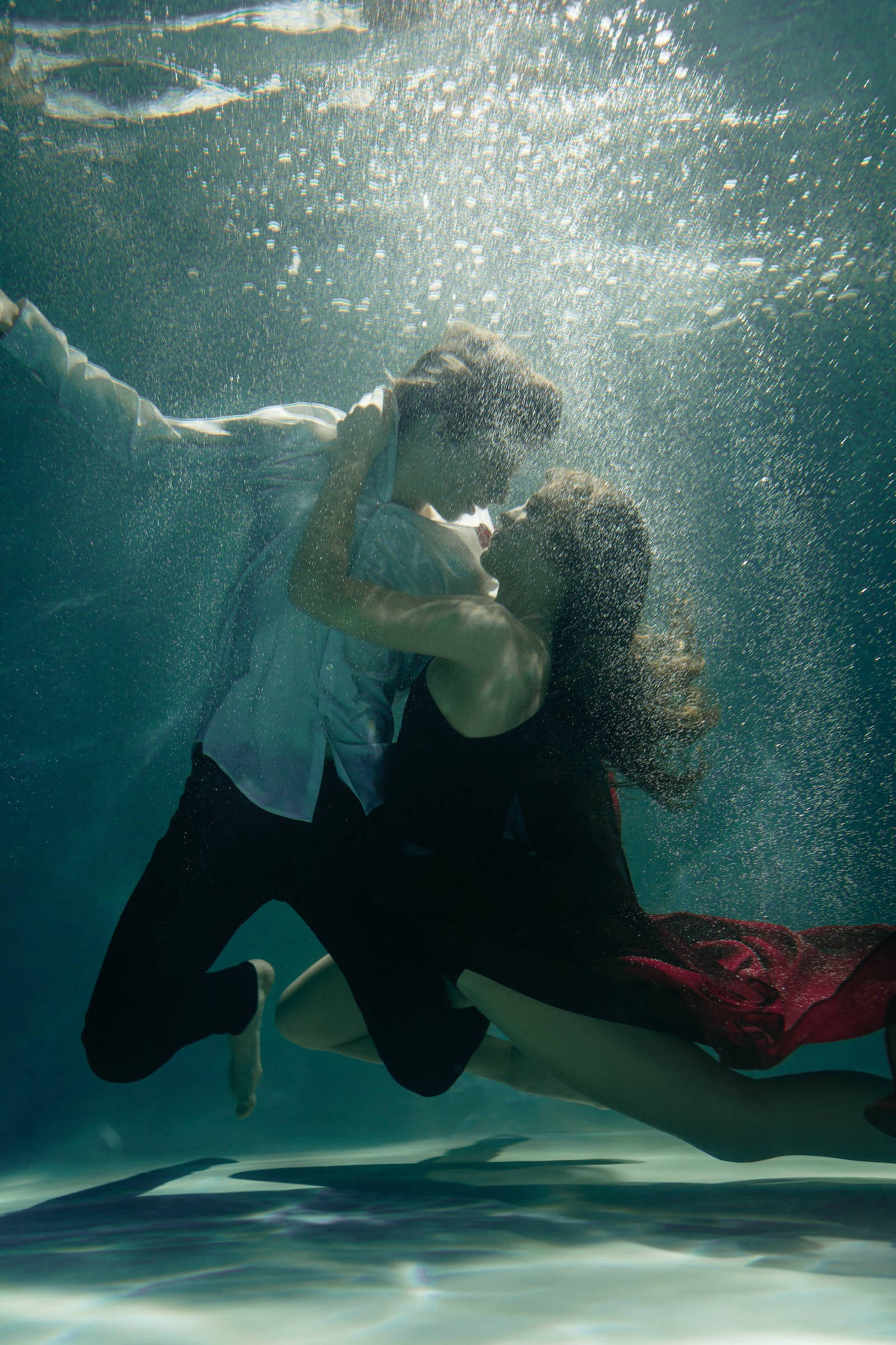 Underwater iPhone, couple, embraces, Full HD Phone Wallpaper