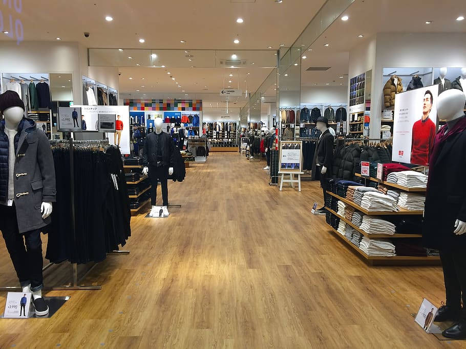 Uniqlo, center isle, men's clothing store, SD Desktop Wallpaper
