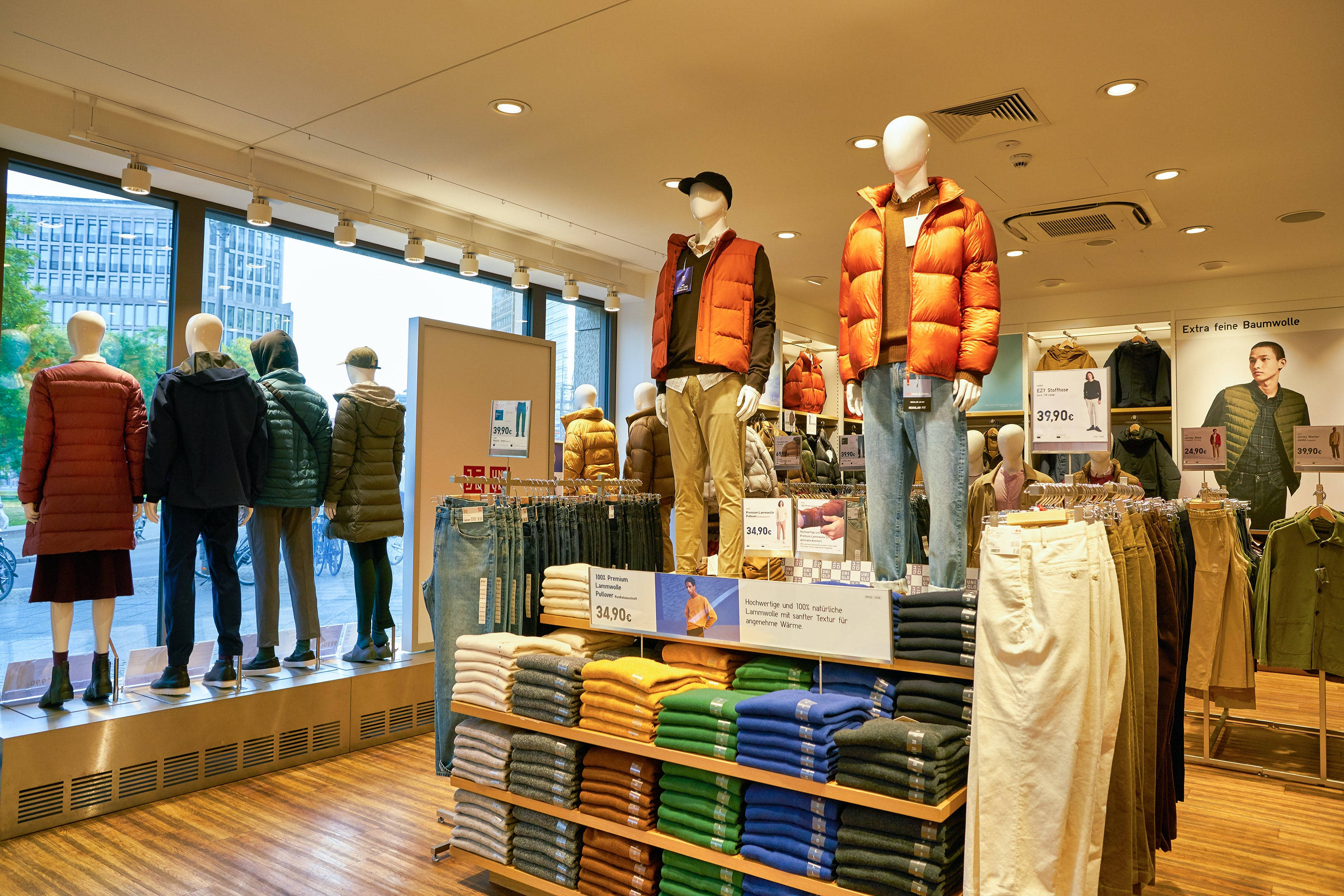 Uniqlo, puffer jackets, folded shirts, 2K Desktop Wallpaper