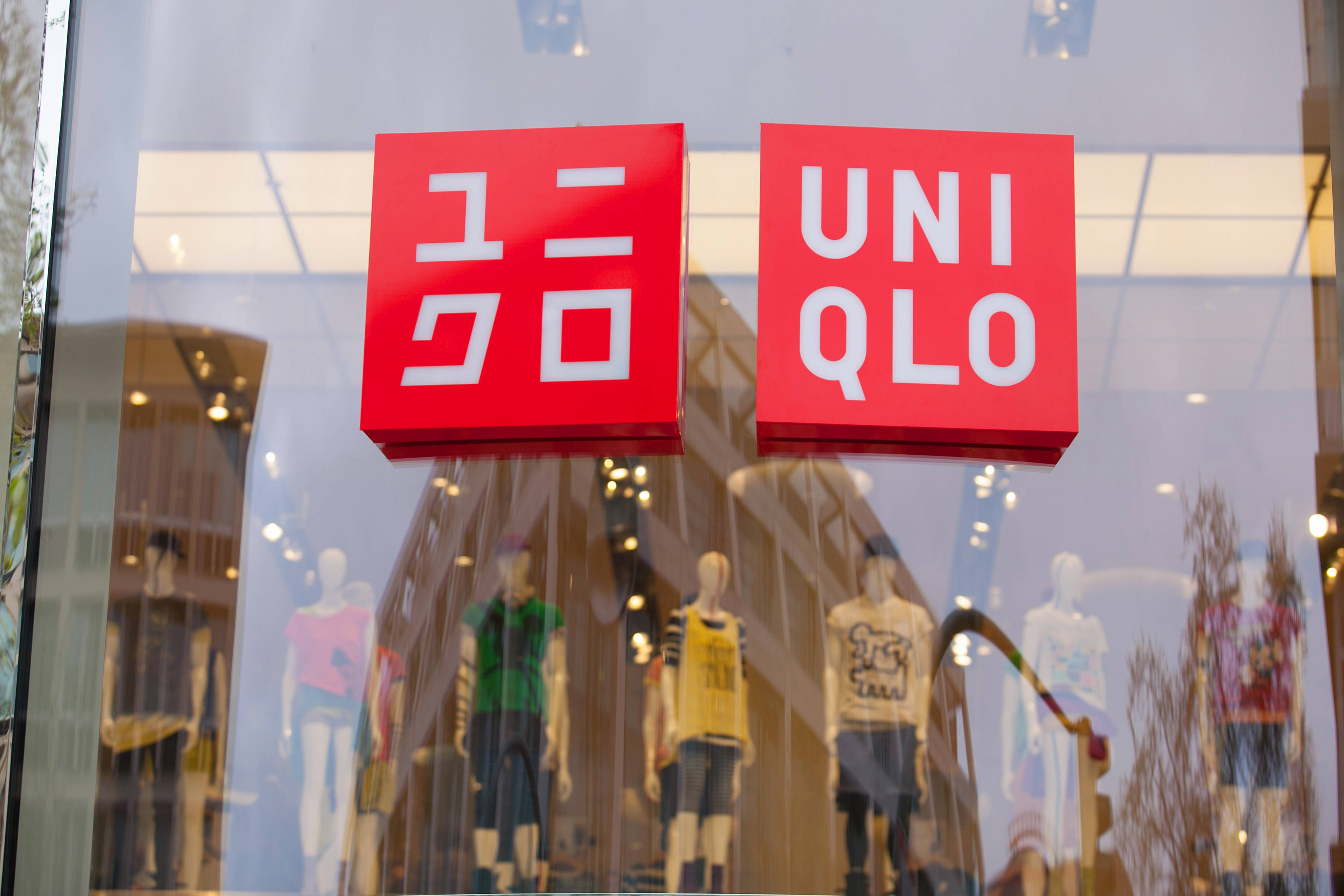 Uniqlo, red logo, mannequins, 4K Desktop Wallpaper