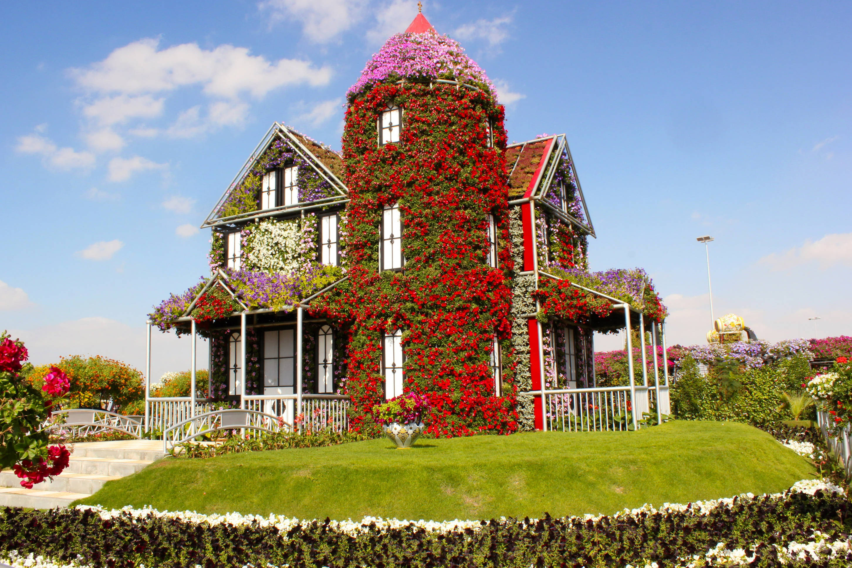 United Arab Emirates, garden house, vibrant red purple and white flowers, 2K Desktop Wallpaper