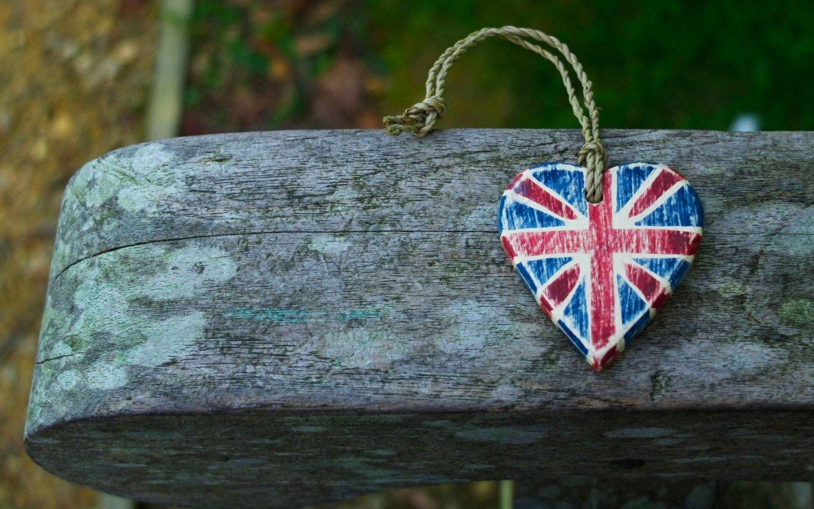 United Kingdom flag, heart shape, wooden beam, HD Desktop Wallpaper