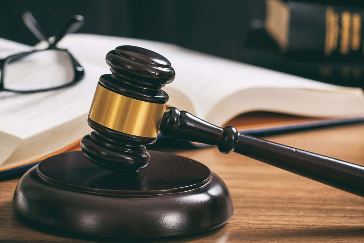 legislative black and gold gavel, polished wooden gavel, gold band, SD Desktop Wallpaper
