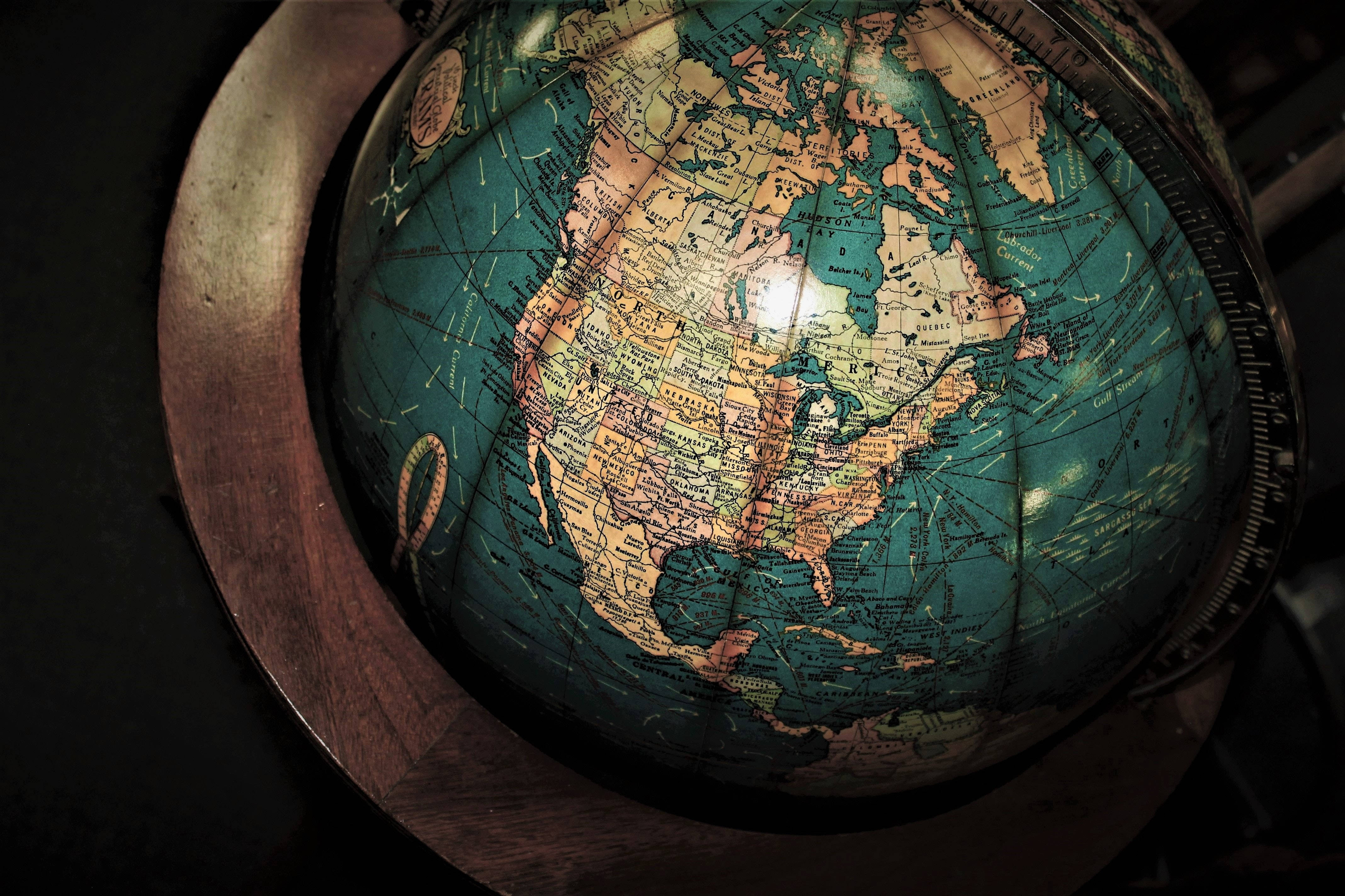 United States Map, vintage globe, warm light, 4K Desktop Wallpaper