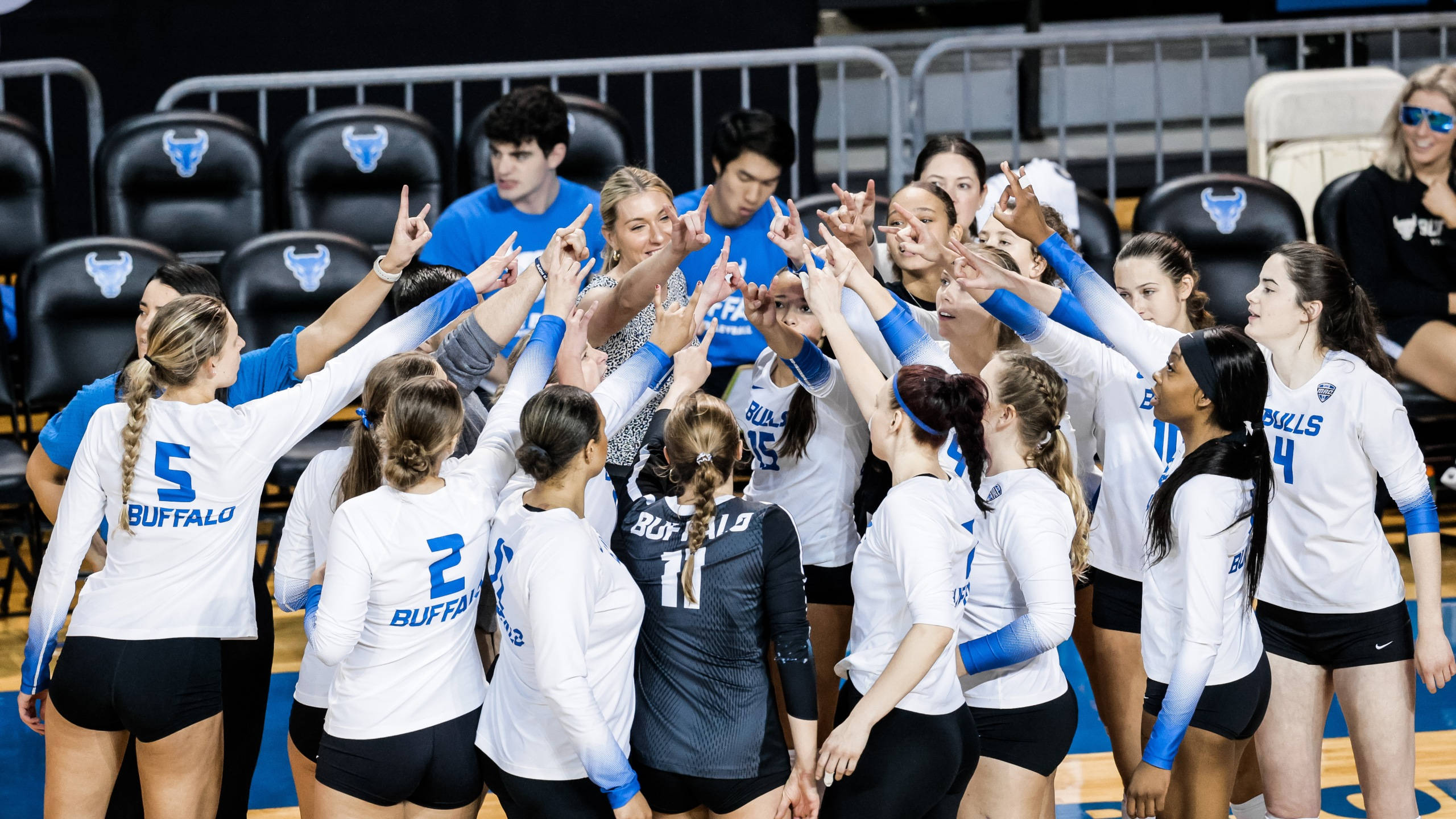 University At Buffalo SUNY, volleyball team, white and blue uniforms, 2K Desktop Wallpaper