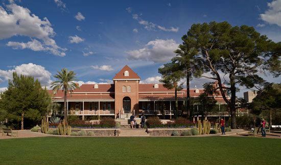 University Of Arizona, red-tiled building, arched windows, SD Desktop Wallpaper