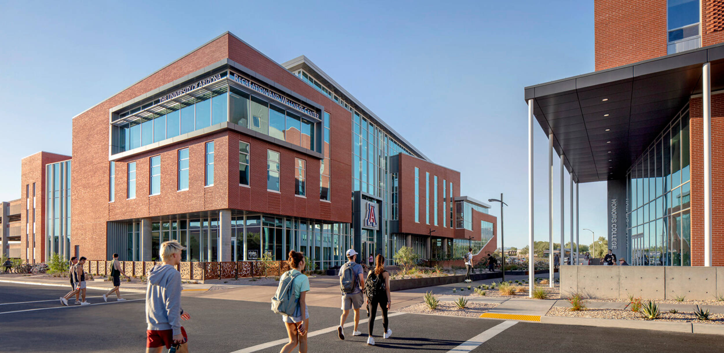 University Of Arizona, pedestrian, sunlit campus plaza, Full HD Desktop Wallpaper