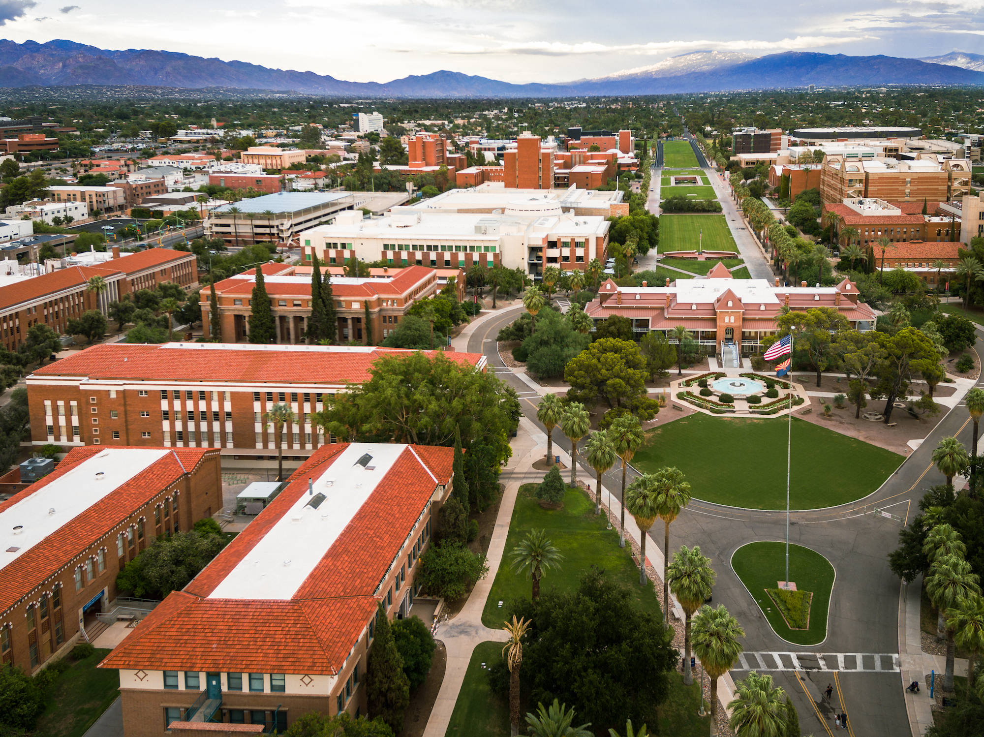 University Of Arizona, red-roofed buildings, green lawns, Full HD Desktop Wallpaper