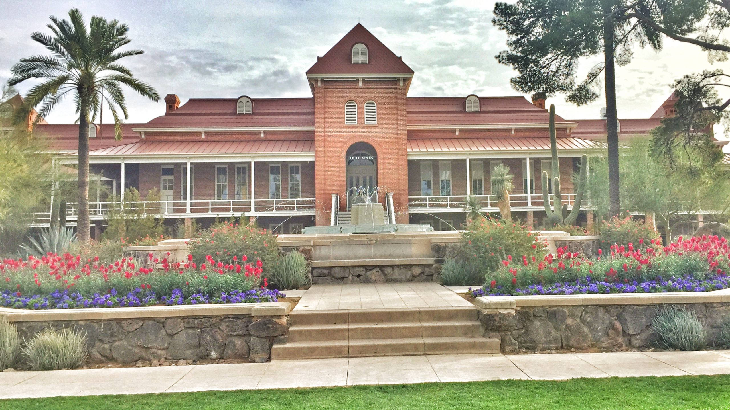 University Of Arizona, red brick building, central fountain, 2K Desktop Wallpaper