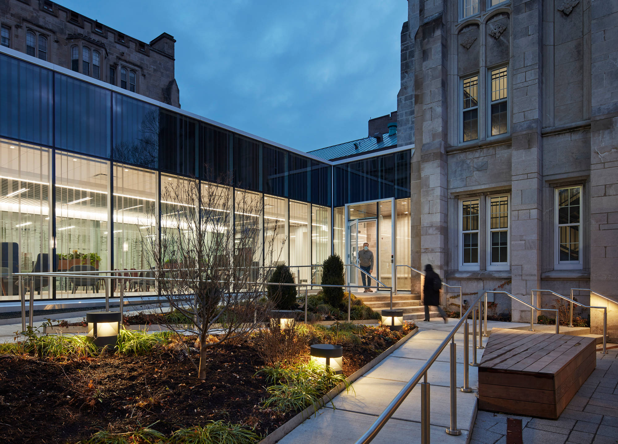 University Of Chicago, modern glass building, historic stone architecture, Full HD Desktop Wallpaper