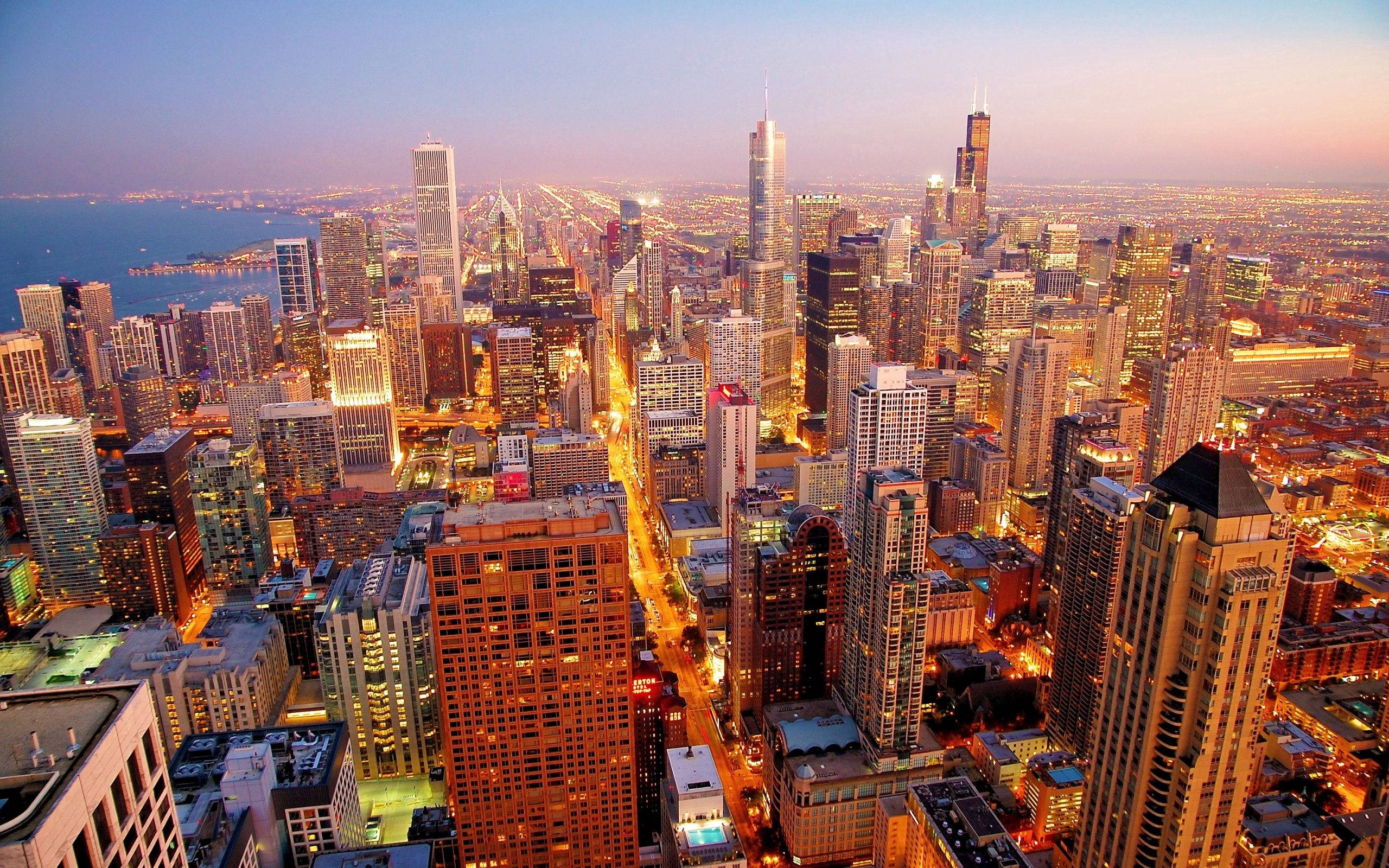 Chicago skyline, dusk, golden lit skyscrapers, 2K Desktop Wallpaper