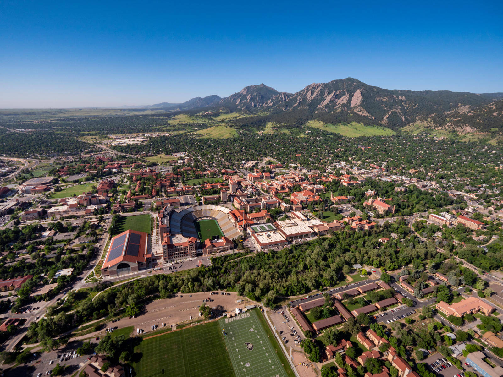 University Of Colorado At Boulder, red-roofed buildings, football field, HD Desktop Wallpaper