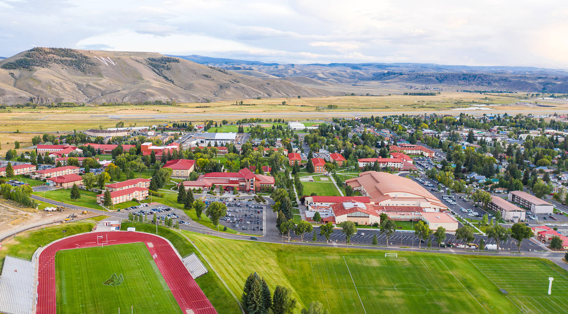 University Of Colorado, red-roofed buildings, green athletic fields, Full HD Desktop Wallpaper