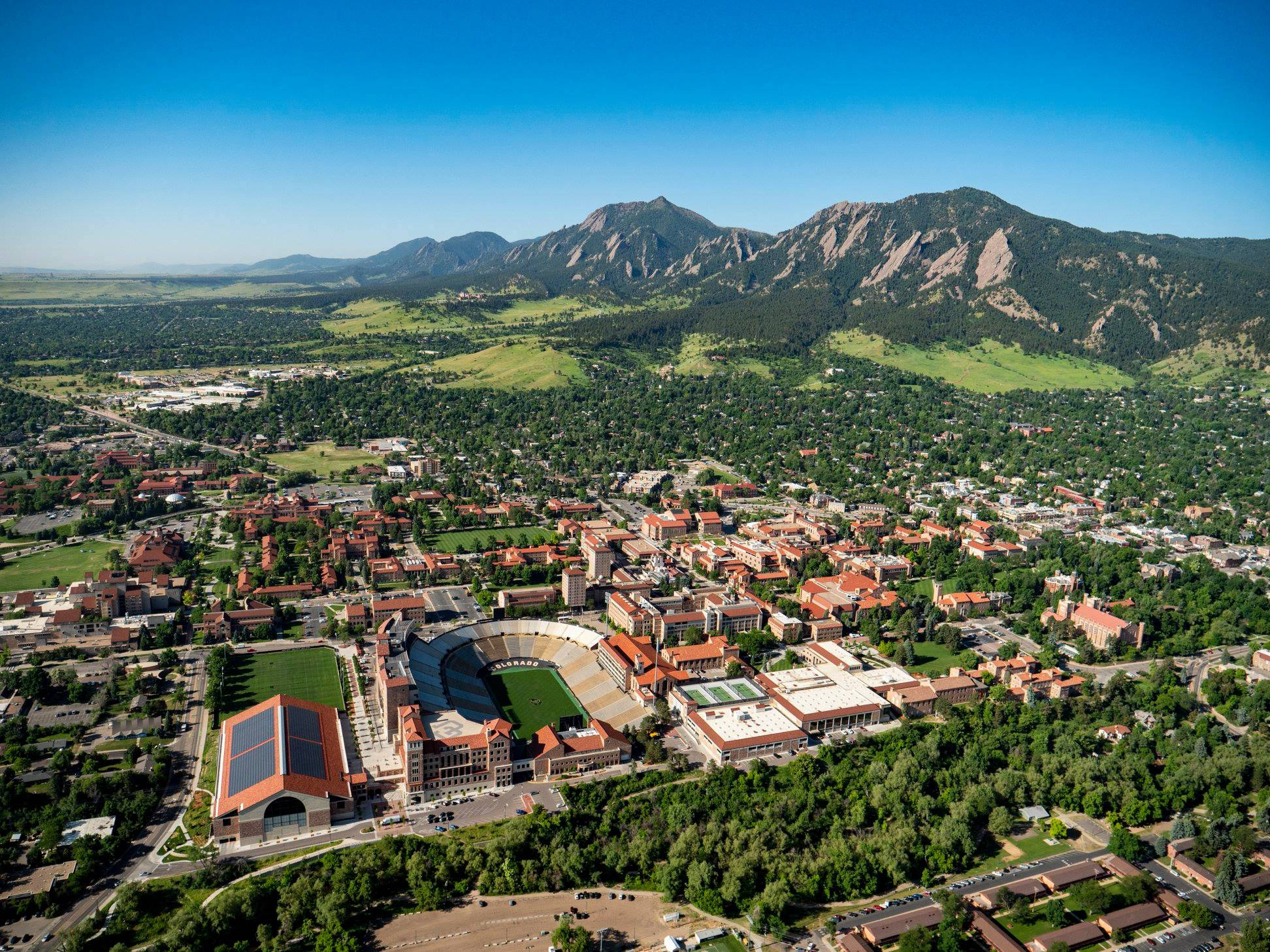 University Of Colorado, red-roofed buildings, green trees, Full HD Desktop Wallpaper