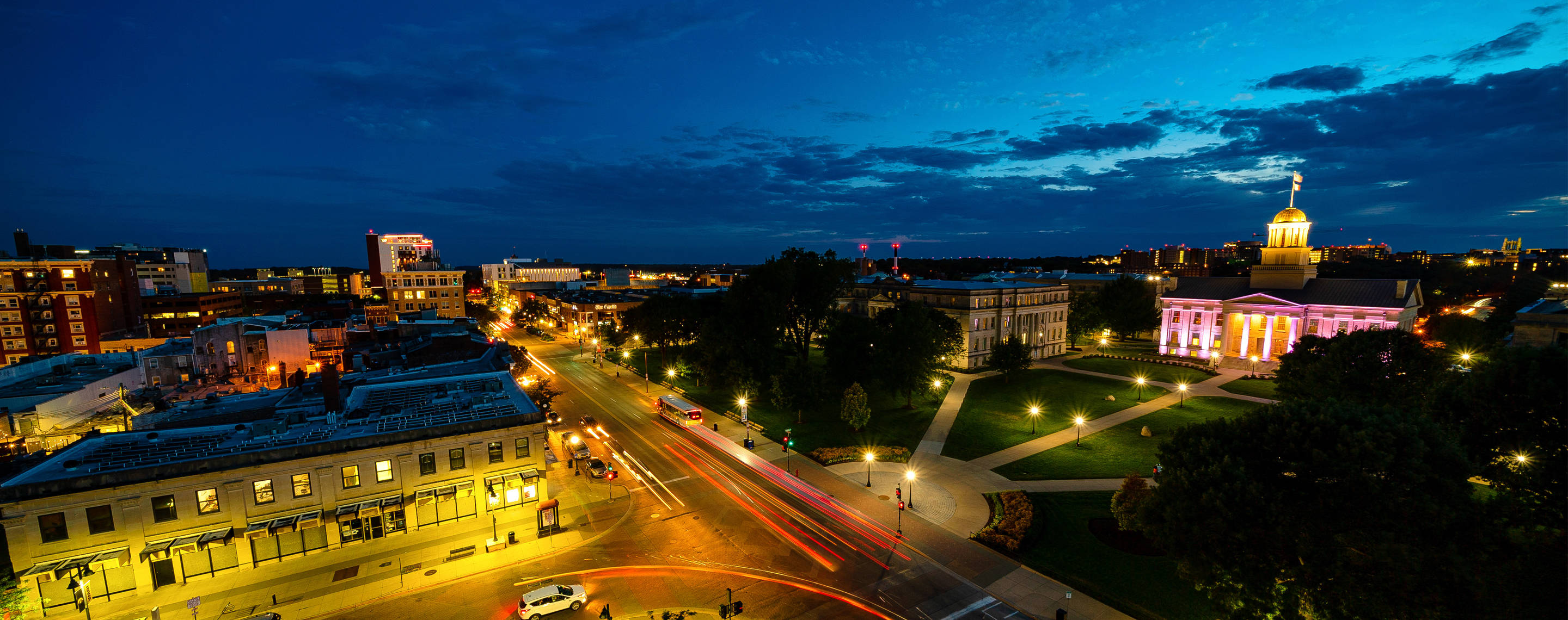 University Of Iowa, nighttime, glowing streetlights, 2K Desktop Wallpaper
