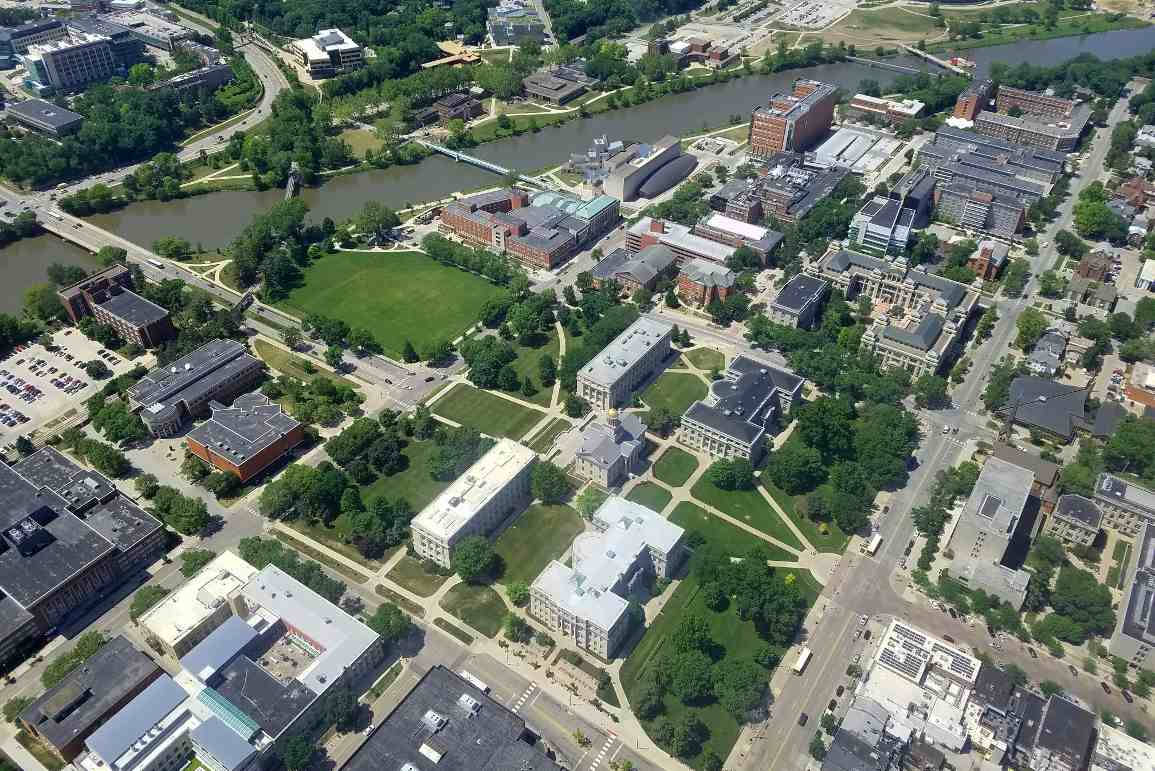 University Of Iowa, red brick buildings, green lawns, SD Desktop Wallpaper