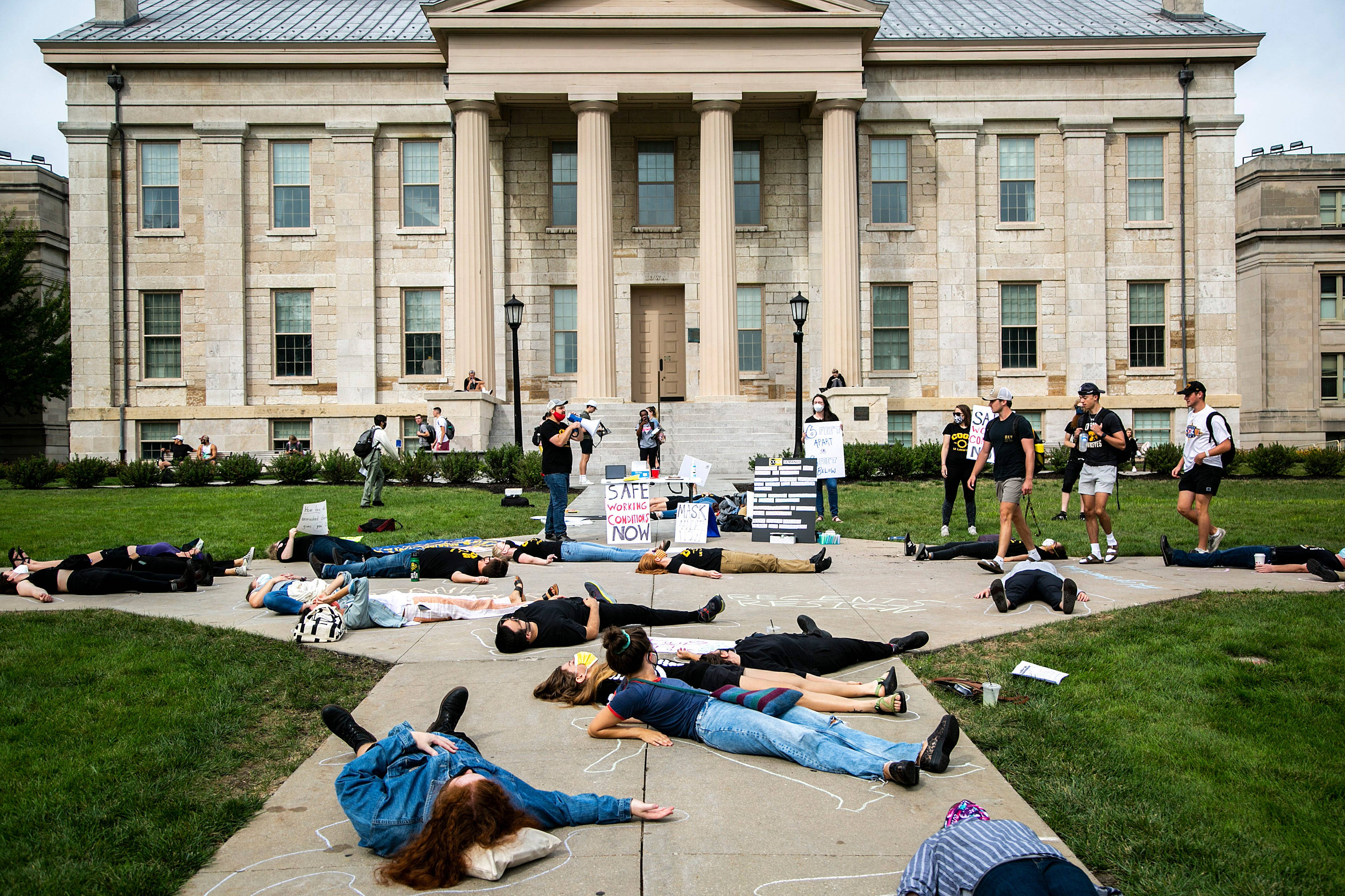University Of Iowa, student strike, campus pathway, 2K Desktop Wallpaper