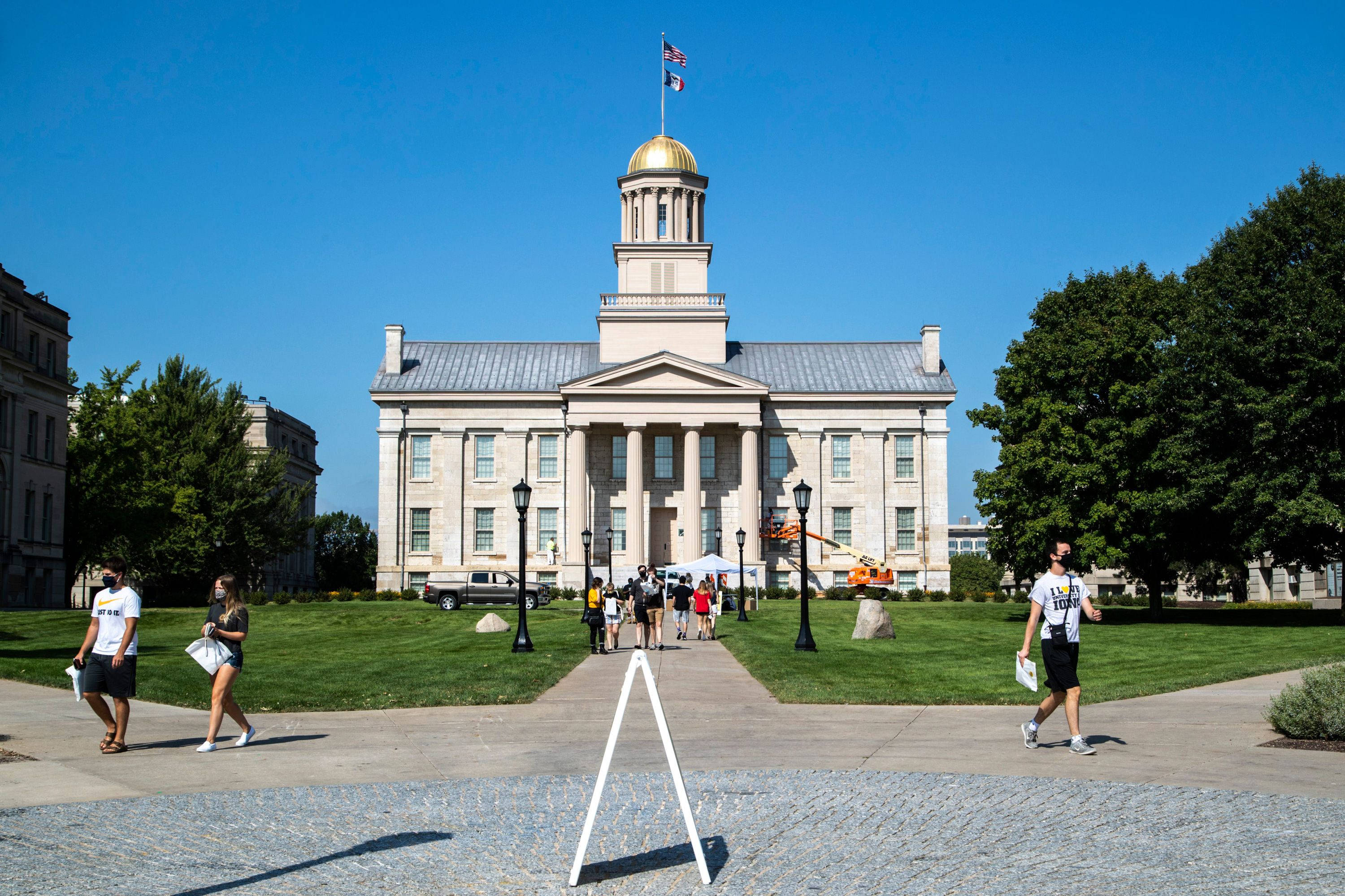 University Of Iowa, students, sunlit campus quad, 2K Desktop Wallpaper