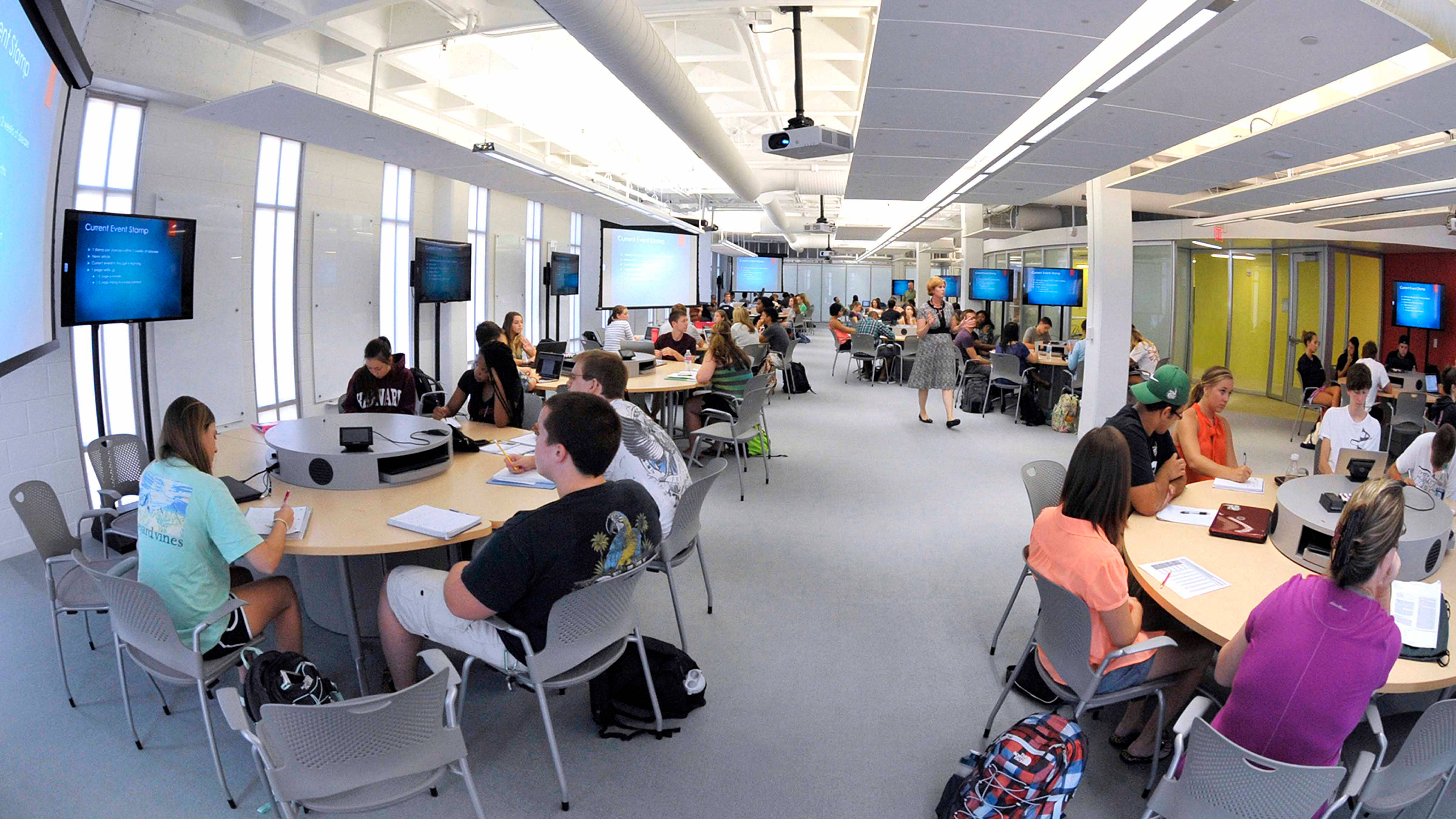 University Of North Carolina, modern open-plan classroom, round tables, 4K Desktop Wallpaper