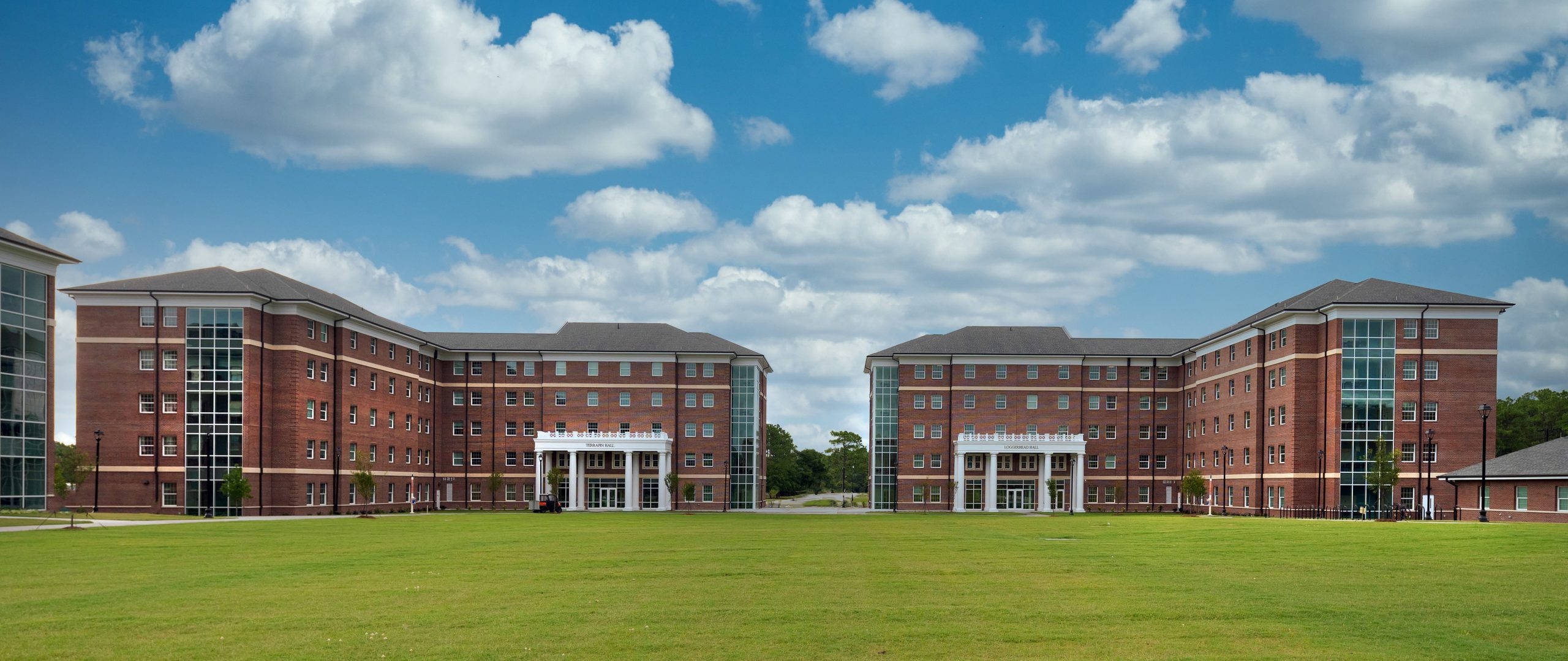 University Of North Carolina, brick university buildings, vast green lawn, 2K Desktop Wallpaper