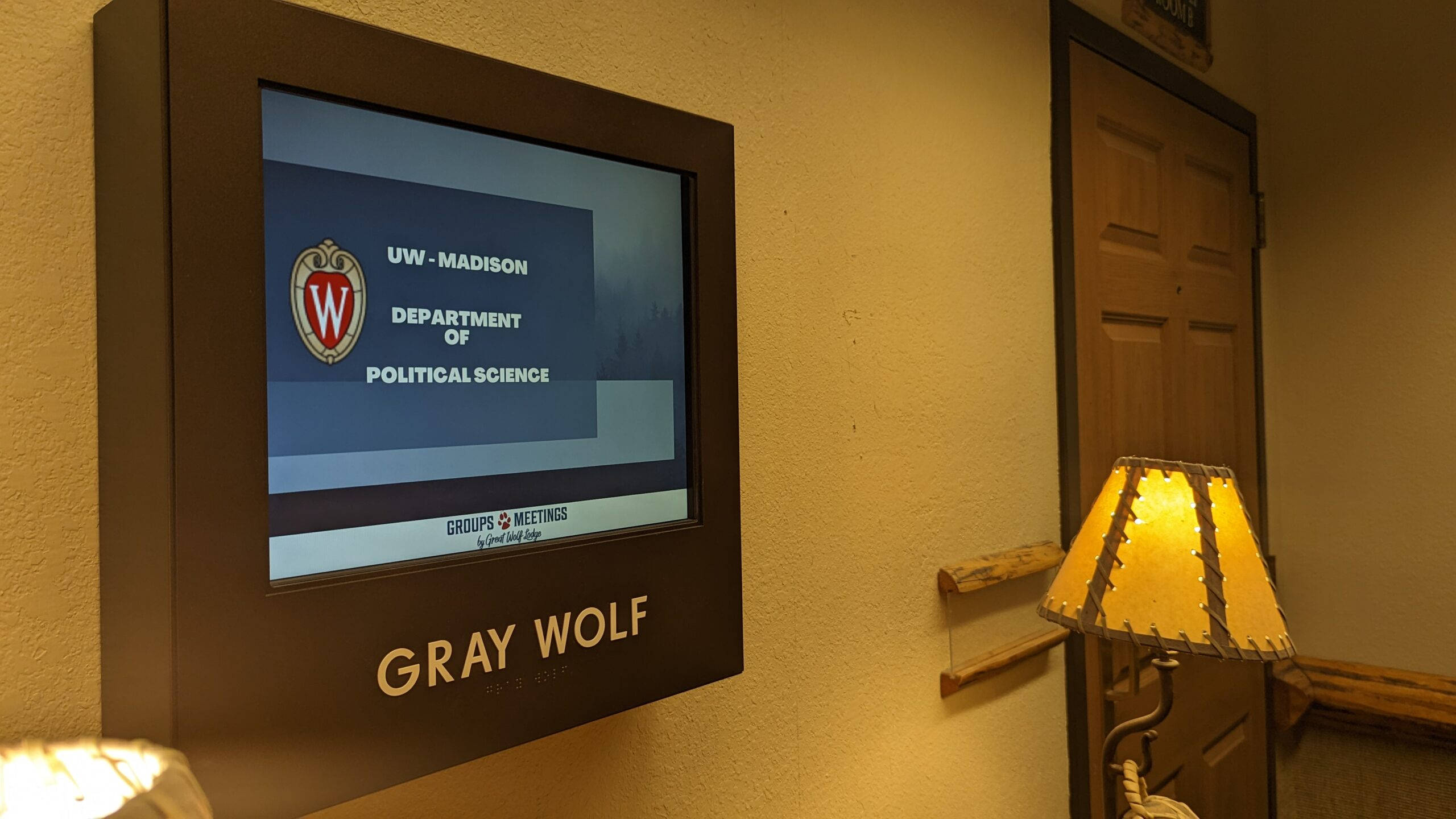 University Of Wisconsin-madison, Political Science, wooden-framed screen, 2K Desktop Wallpaper