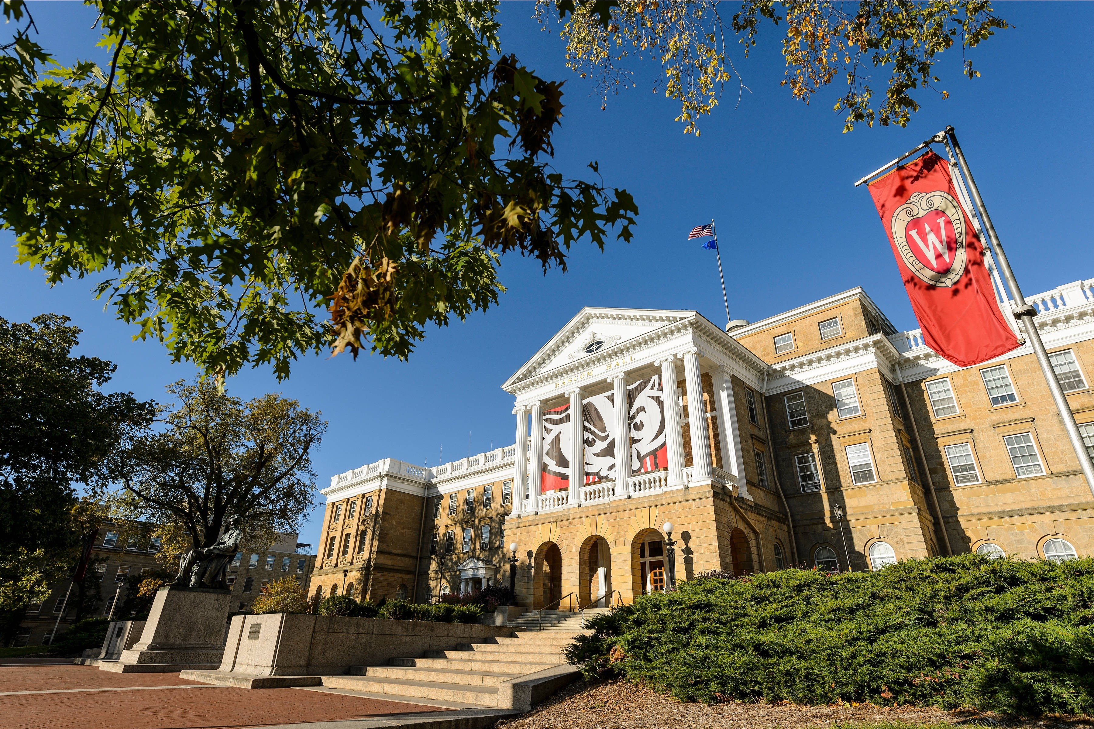 University Of Wisconsin-madison, campus hall, white columns, 2K Desktop Wallpaper