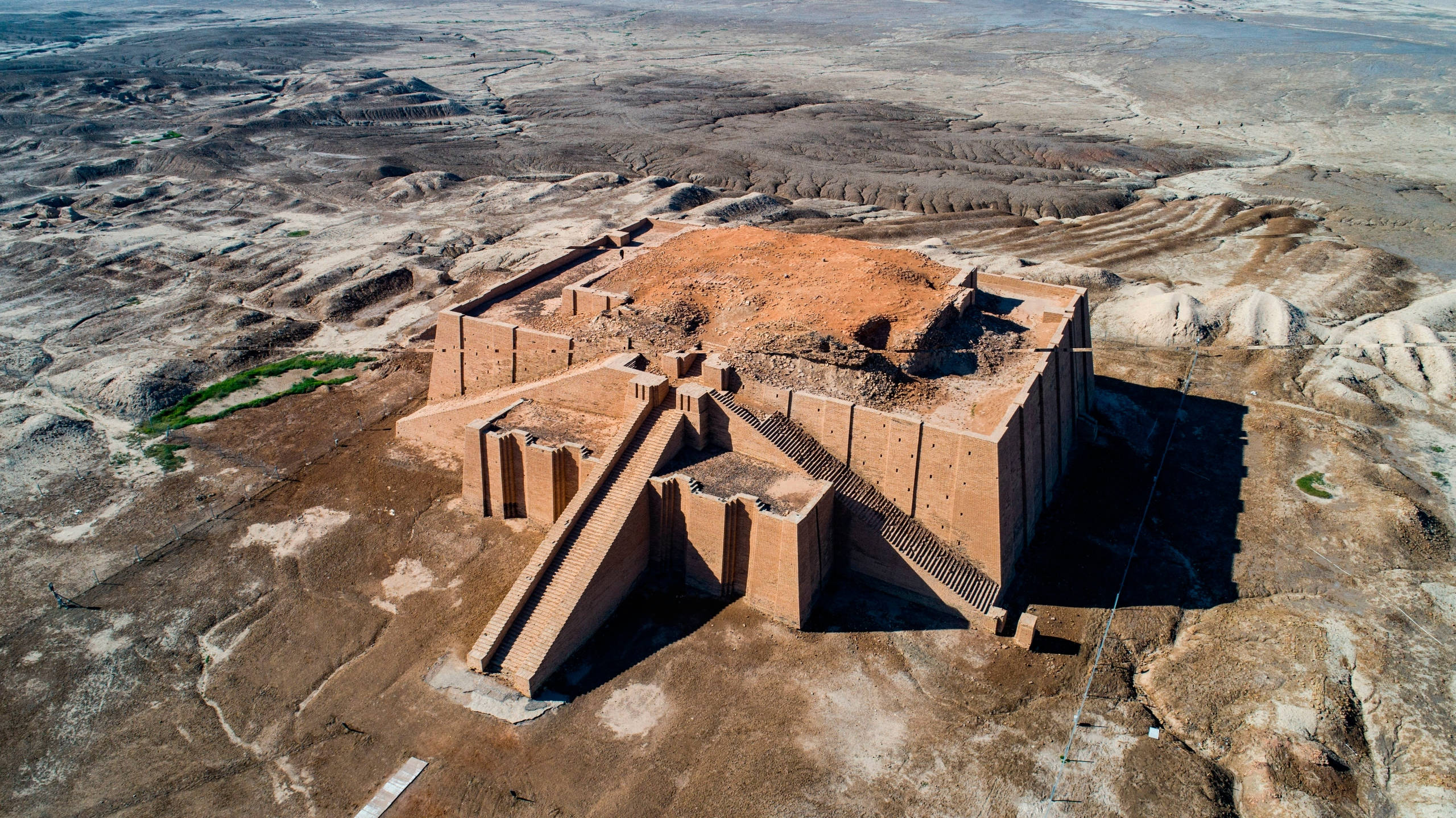 Ur, ziggurat ruins, arid desert landscape, 2K Desktop Wallpaper