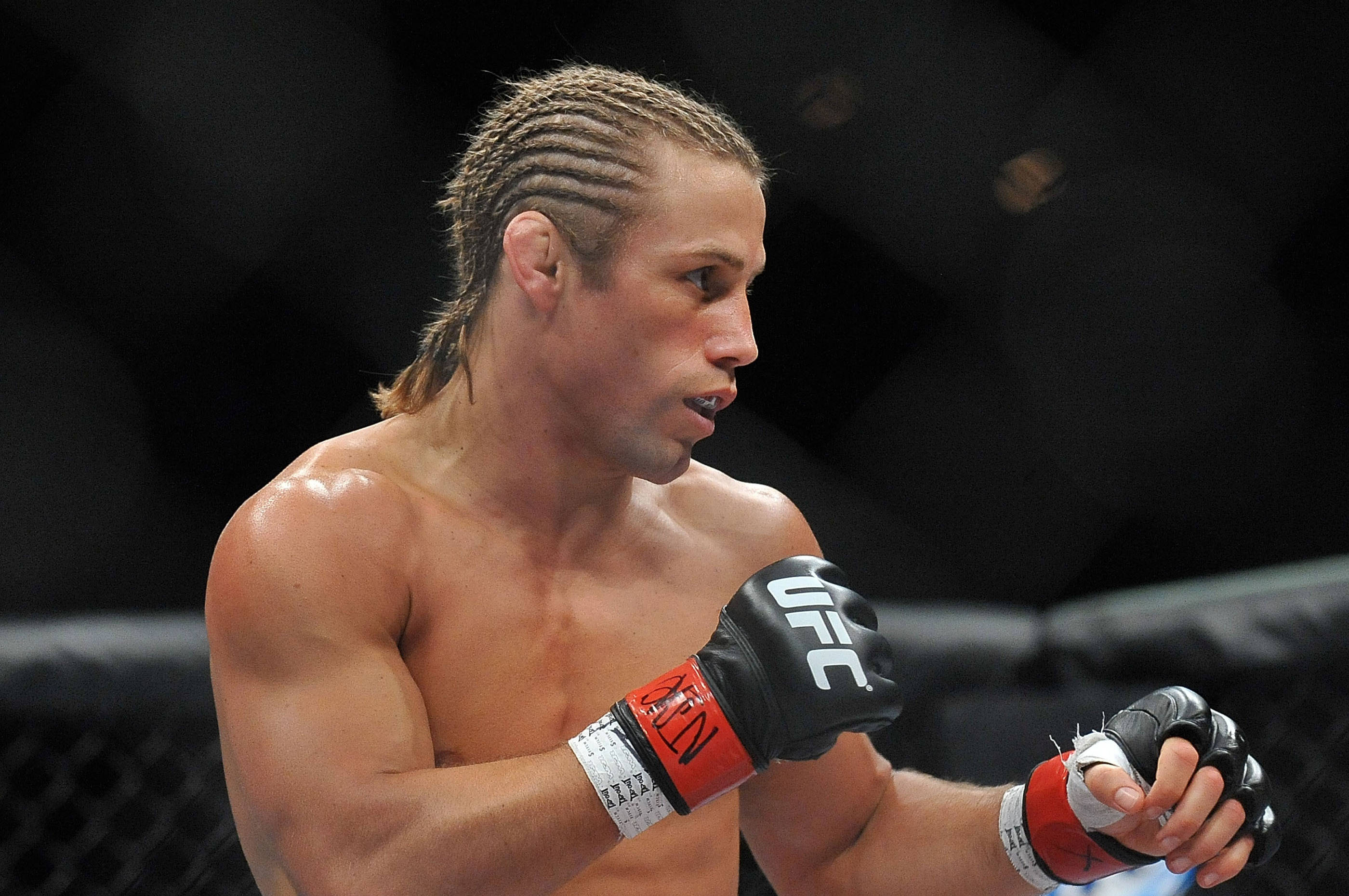 Urijah Faber, UFC gloves, dimly lit octagon, 2K Desktop Wallpaper
