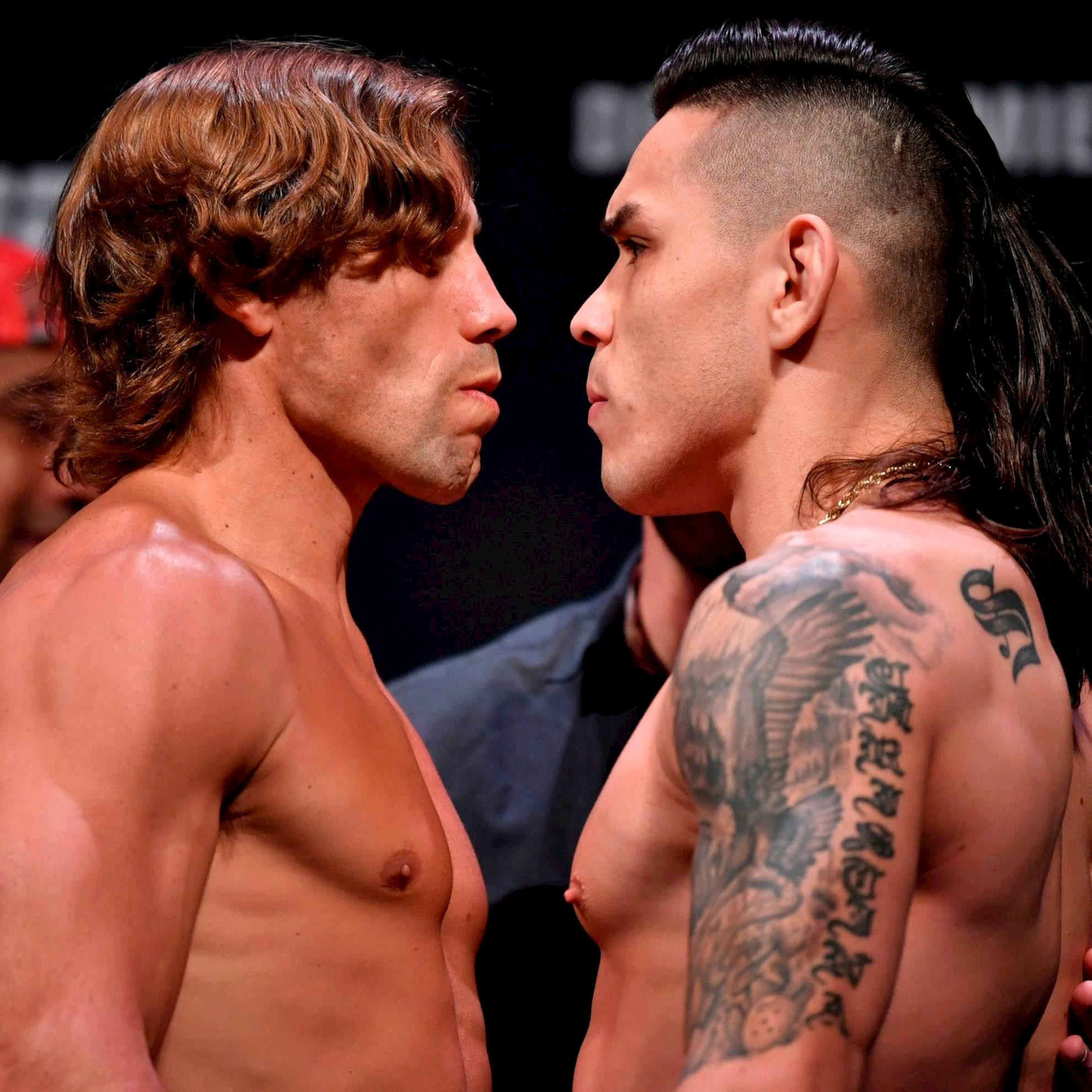 Urijah Faber, weigh-in, dimly lit arena, Full HD Desktop Wallpaper