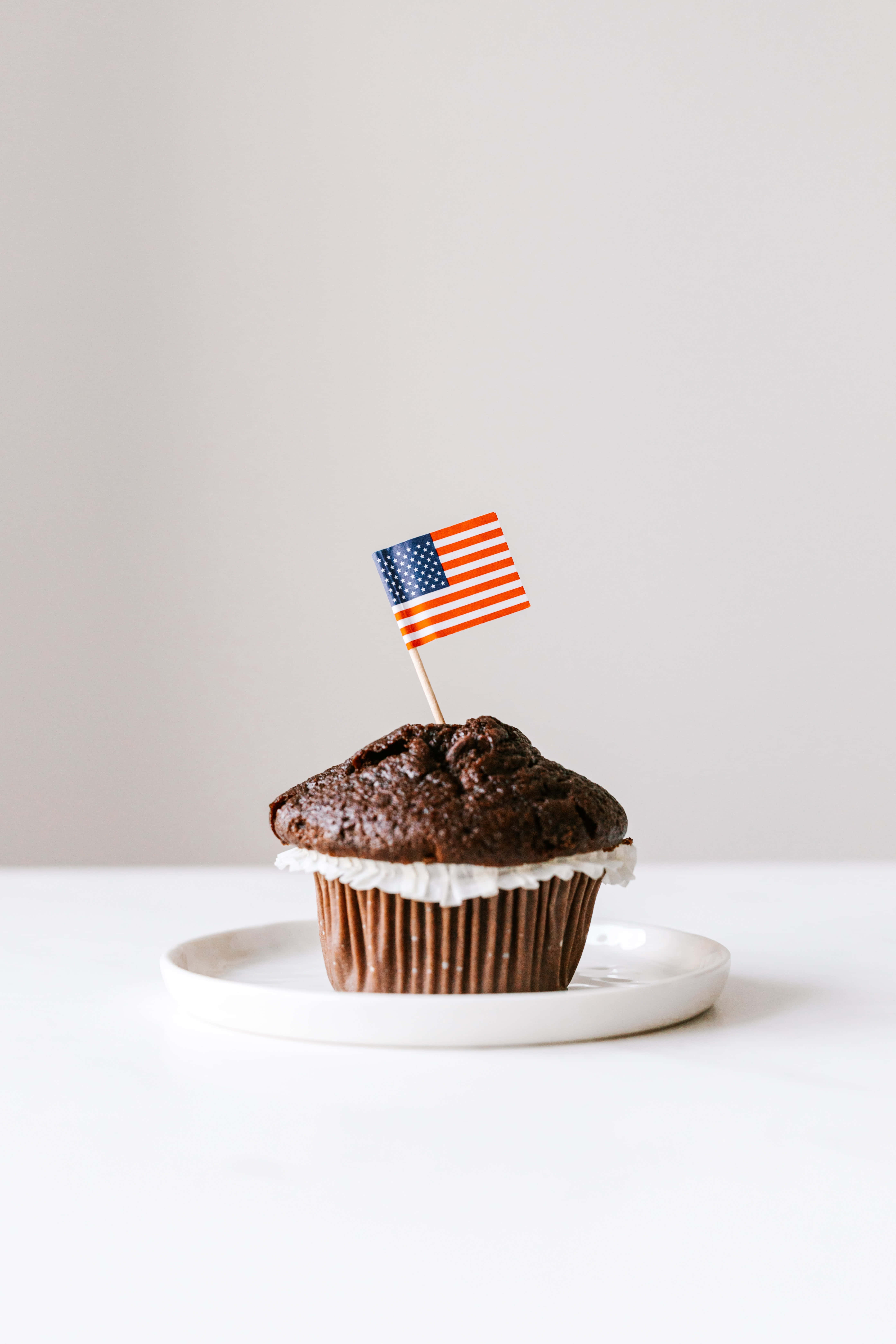 U.S. Flag, chocolate cupcake, white frosting, 5K Phone Wallpaper