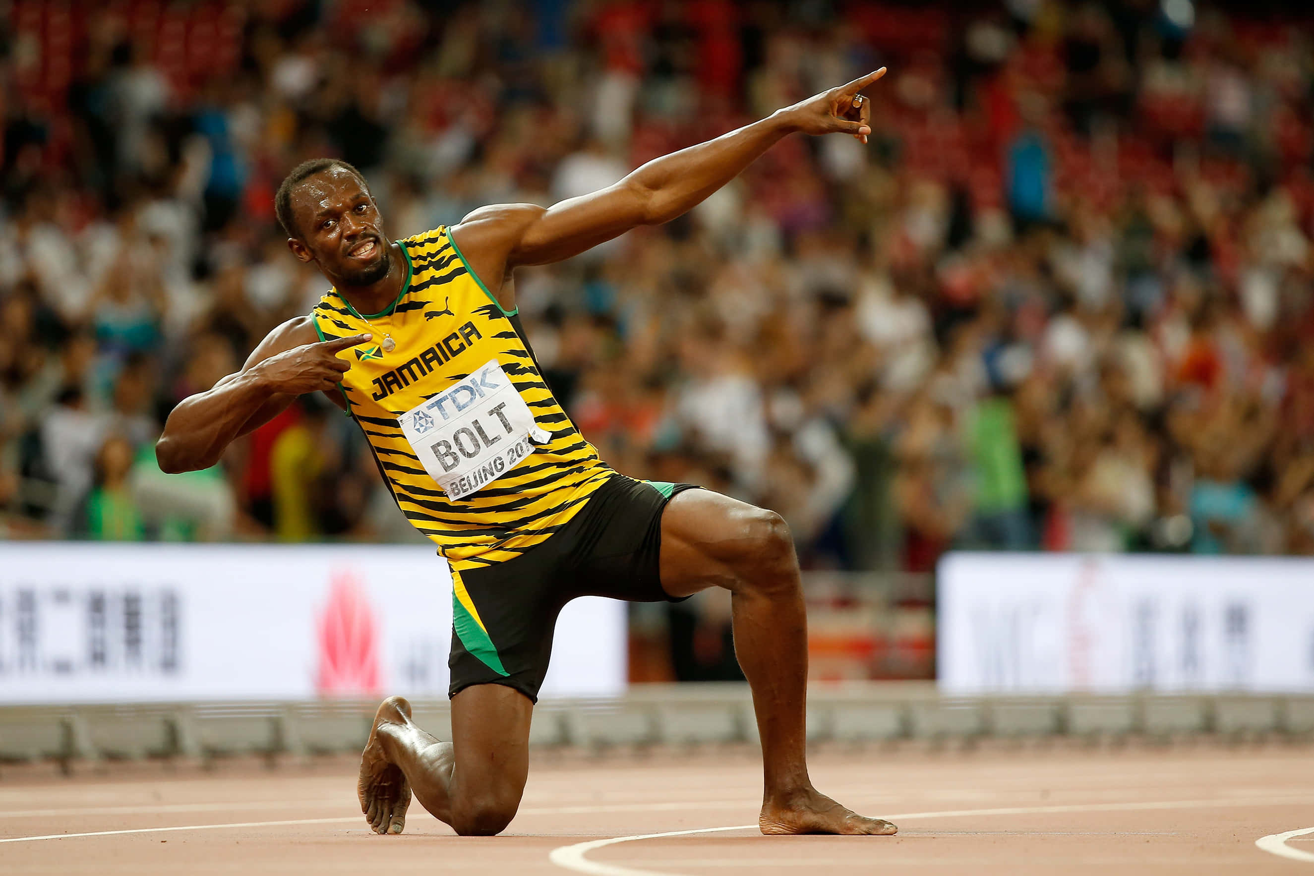 Usain Bolt, striped yellow shirt, track, 2K Desktop Wallpaper
