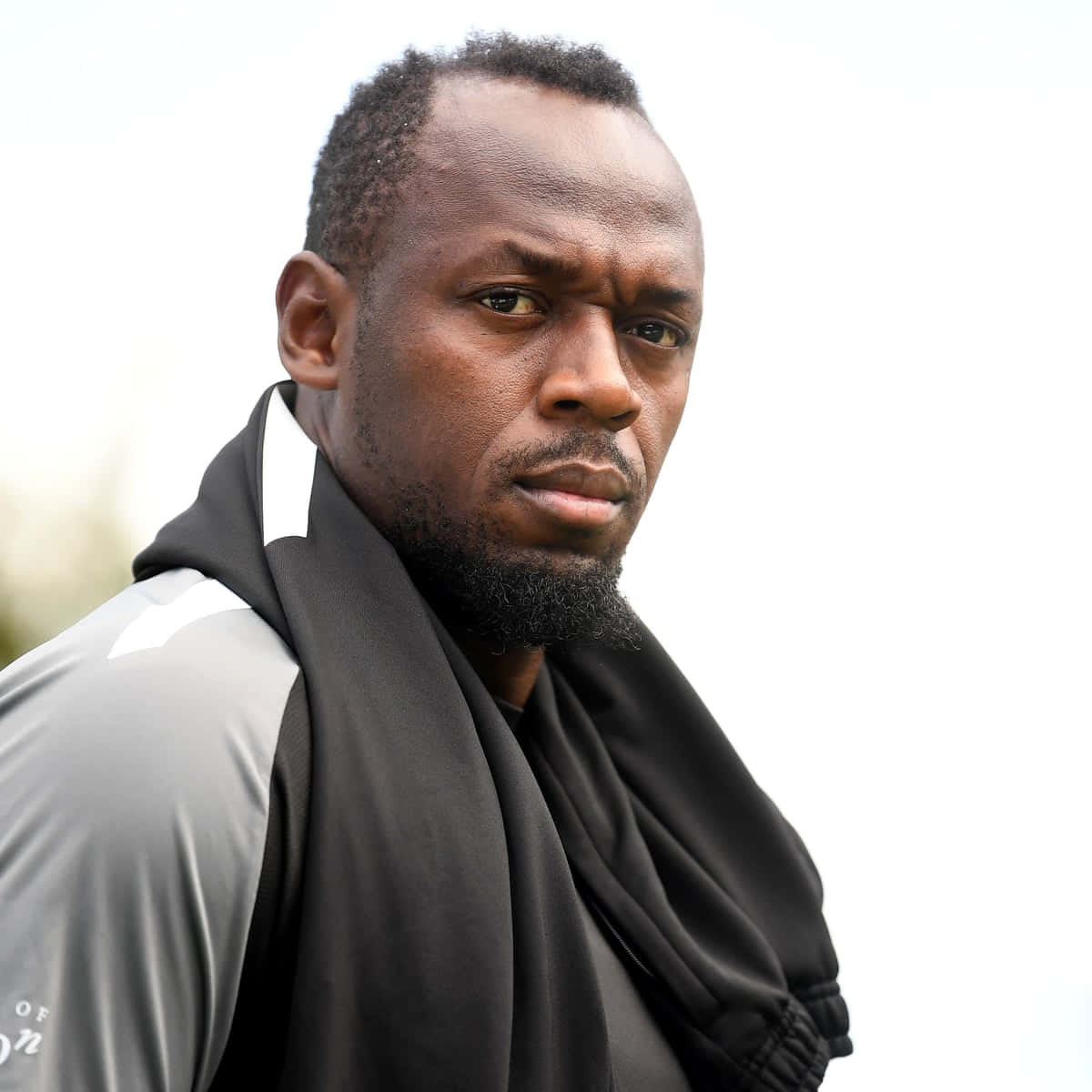 Usain Bolt, black scarf, gray athletic top, SD Desktop Wallpaper