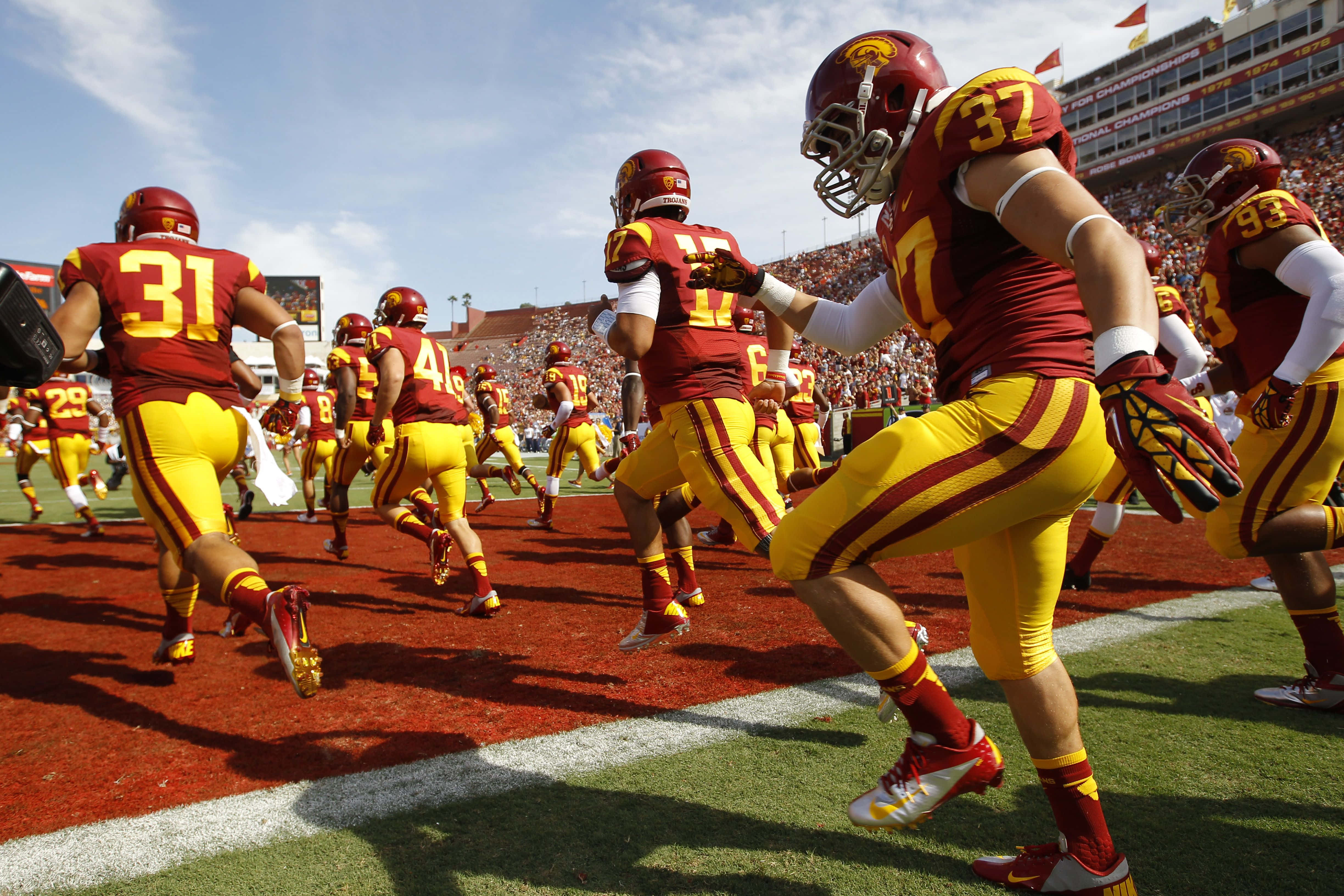 Usc Trojans, maroon and gold uniforms, football players, 4K Desktop Wallpaper
