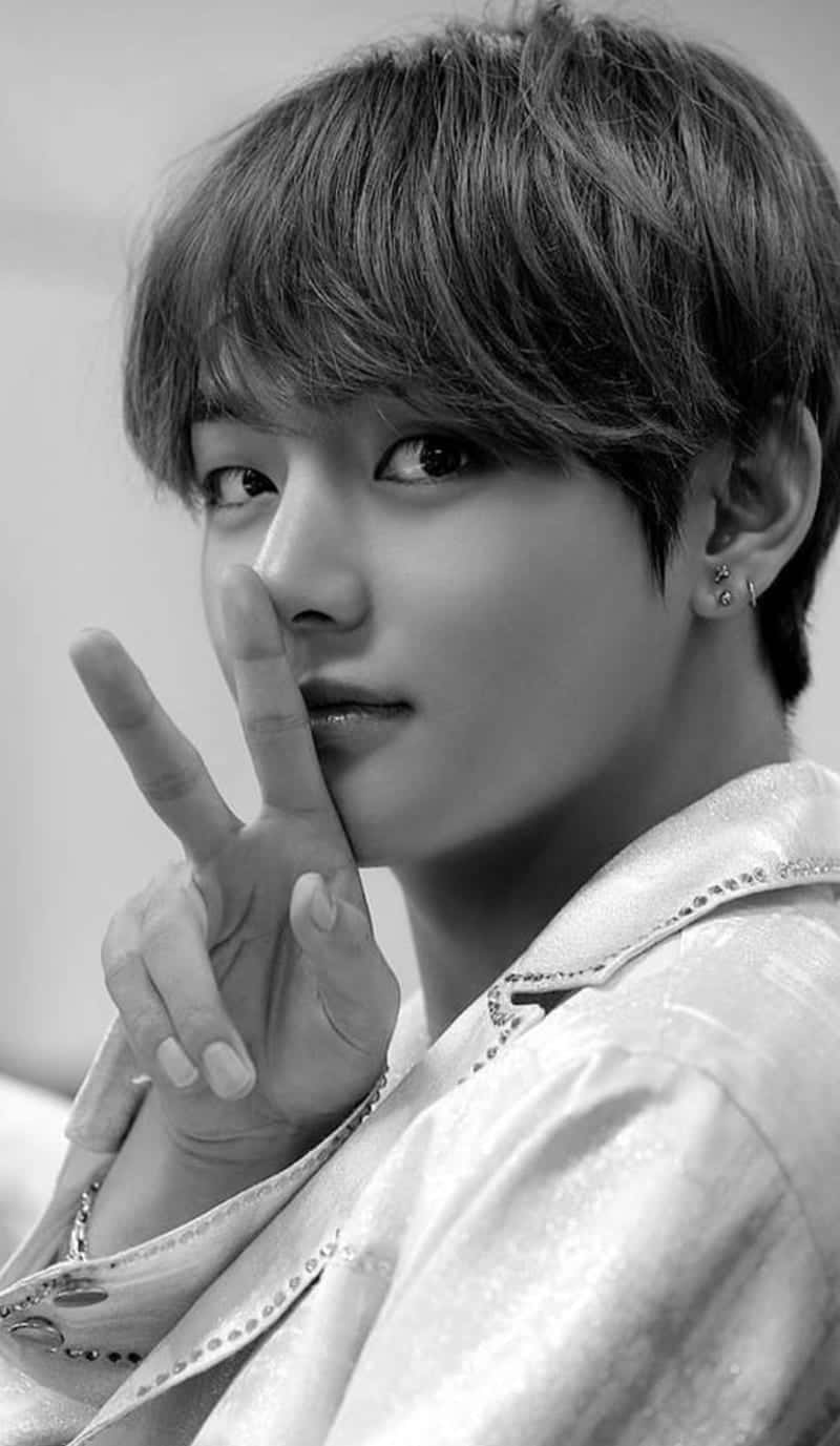 V Bts Phone, gray scale, young man, HD Phone Wallpaper