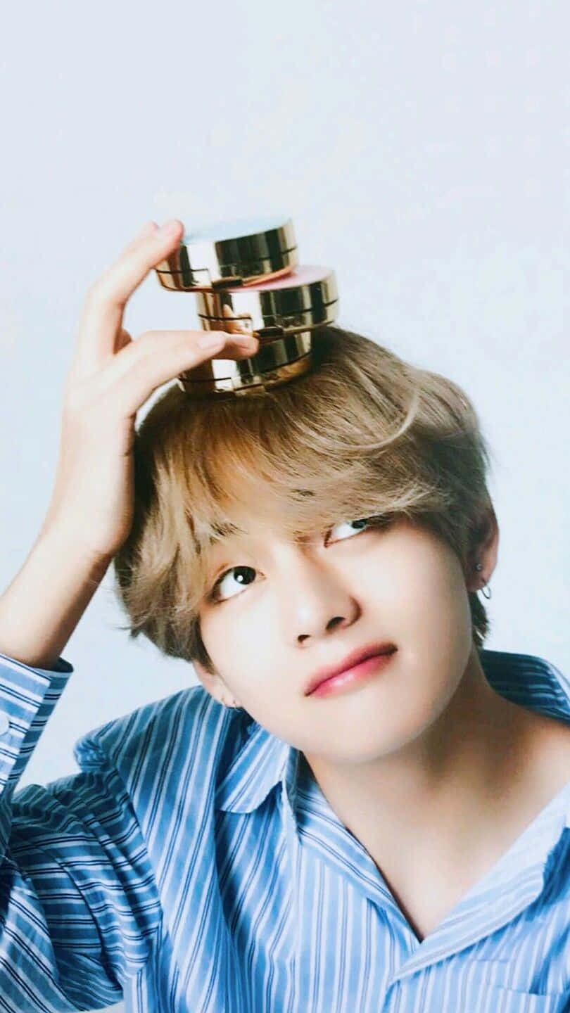 V Bts Phone, blonde hair, golden cosmetic jars, HD Phone Wallpaper