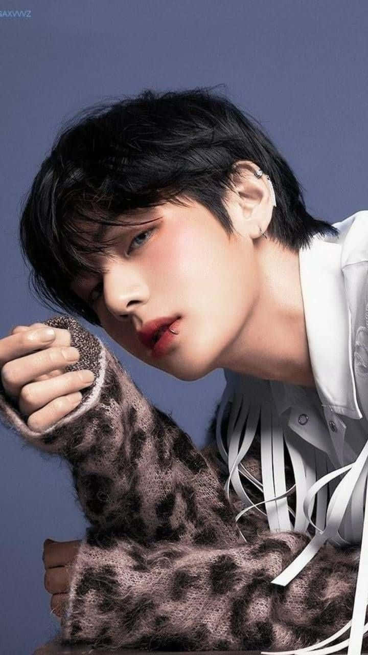 V Bts Phone, leopard-print sweater, dark hair, HD Phone Wallpaper